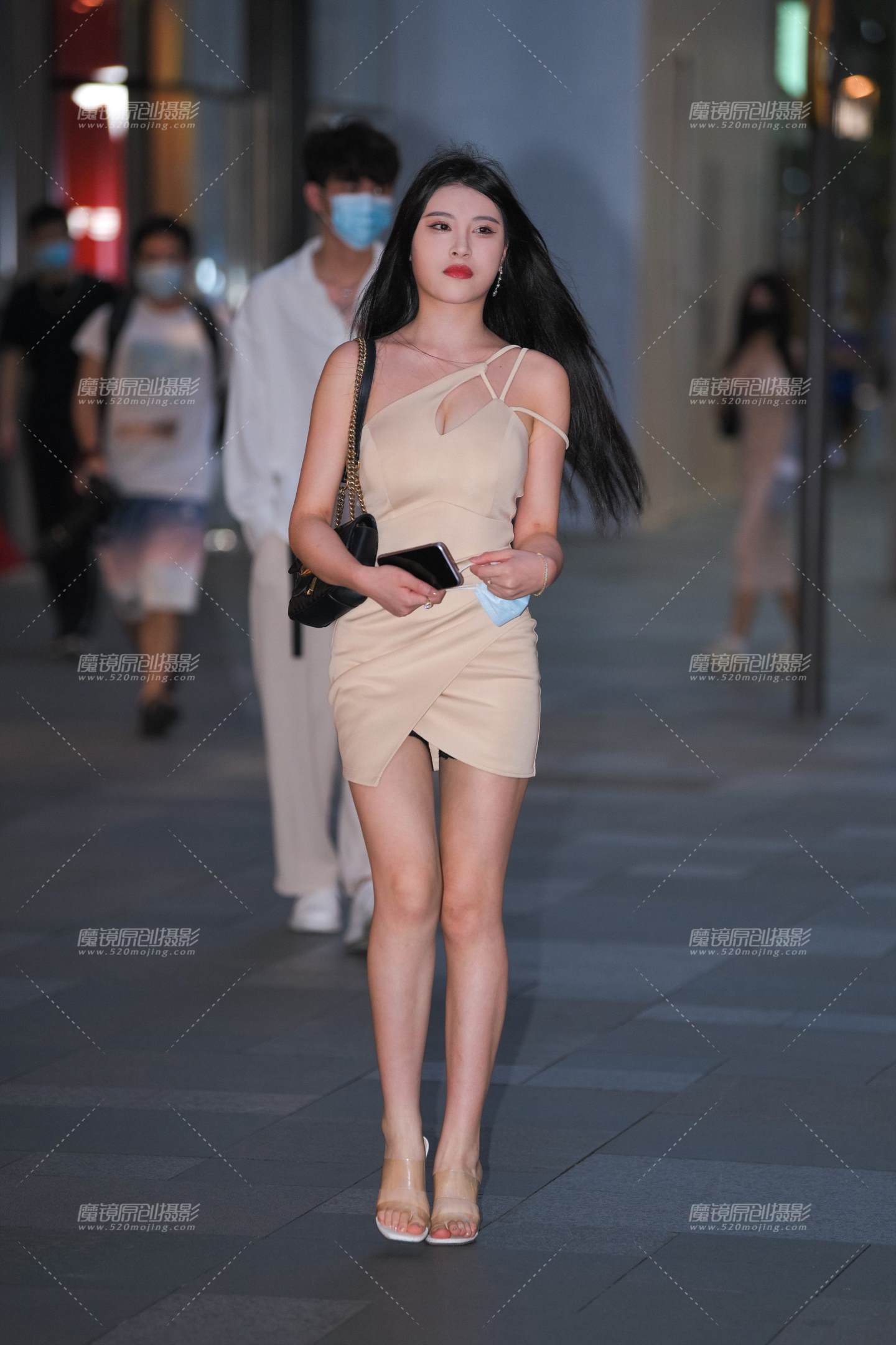 图片[1]-米色短裙美女-街拍流行馆
