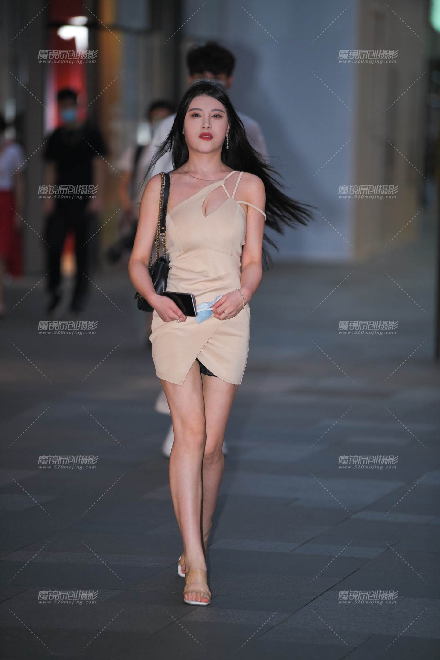 图片[3]-米色短裙美女-街拍流行馆