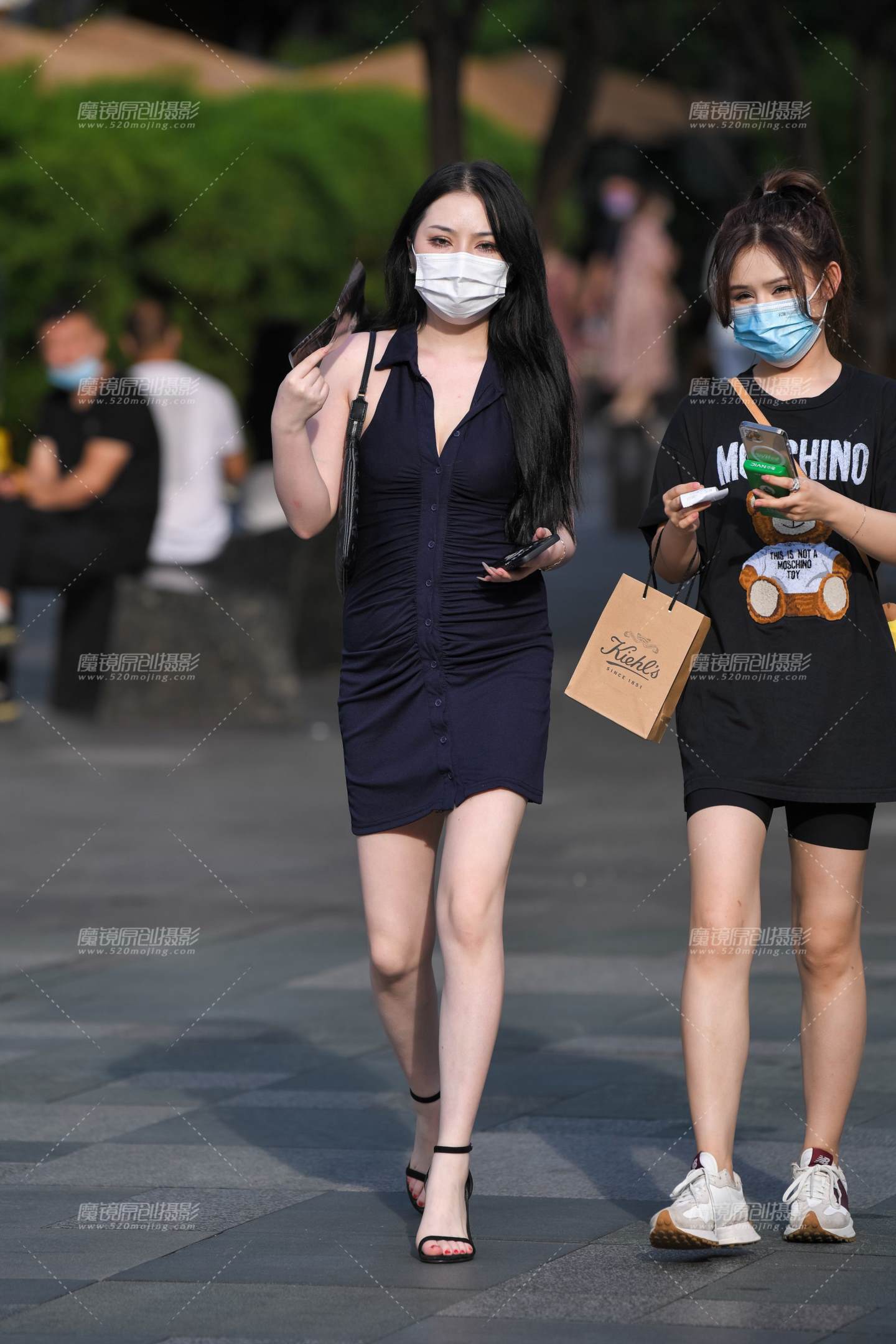 图片[1]-短裙高跟凉鞋-街拍流行馆