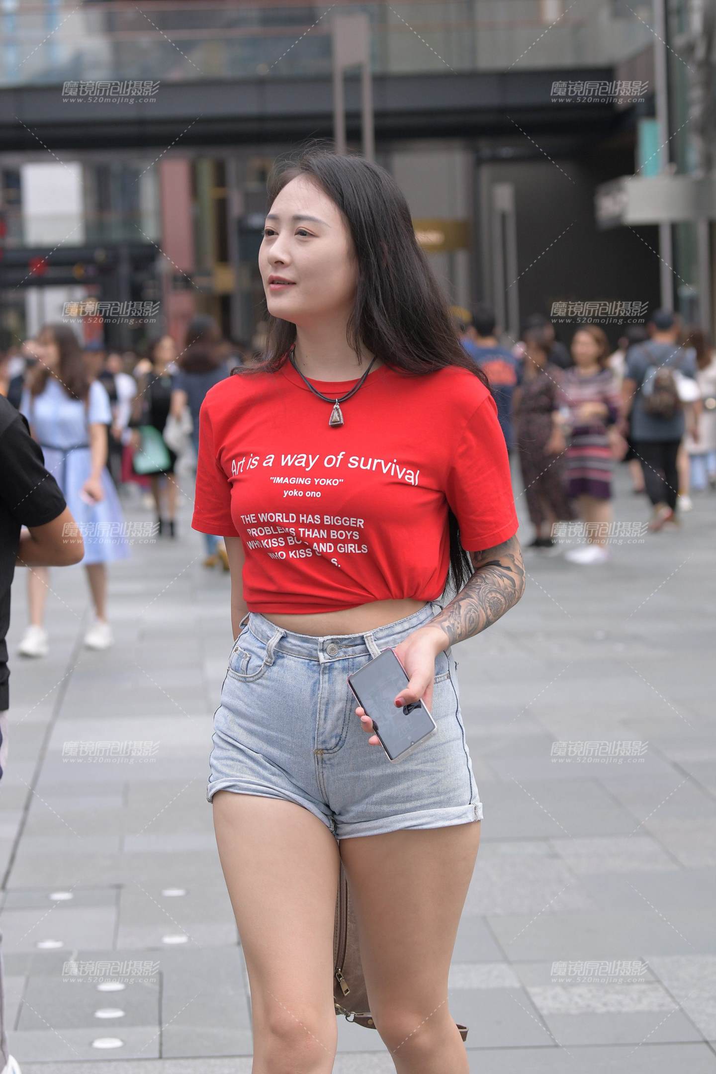 图片[1]-紧致牛仔热裤美女-街拍流行馆