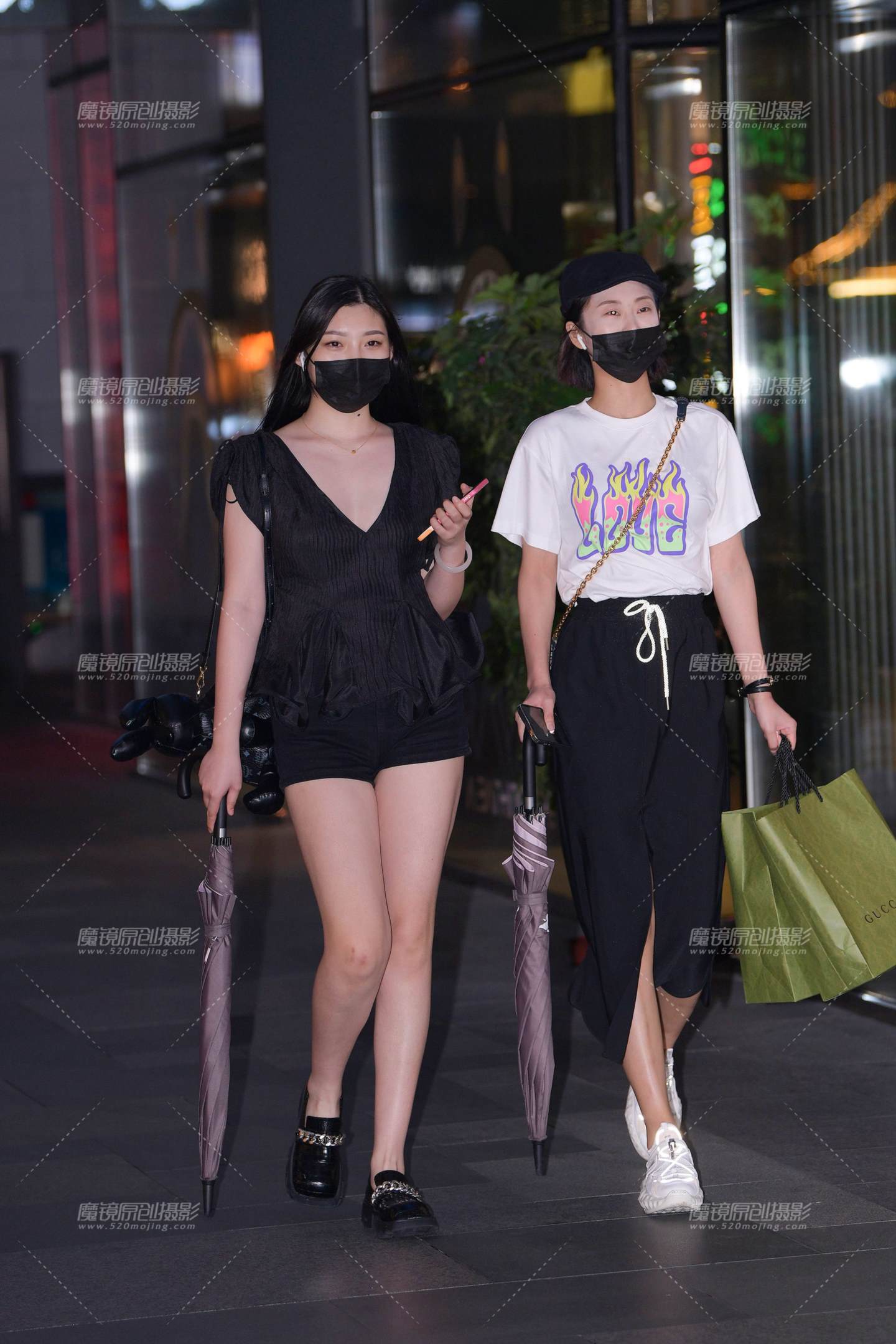 图片[1]-深V热裤微胖女孩-街拍流行馆