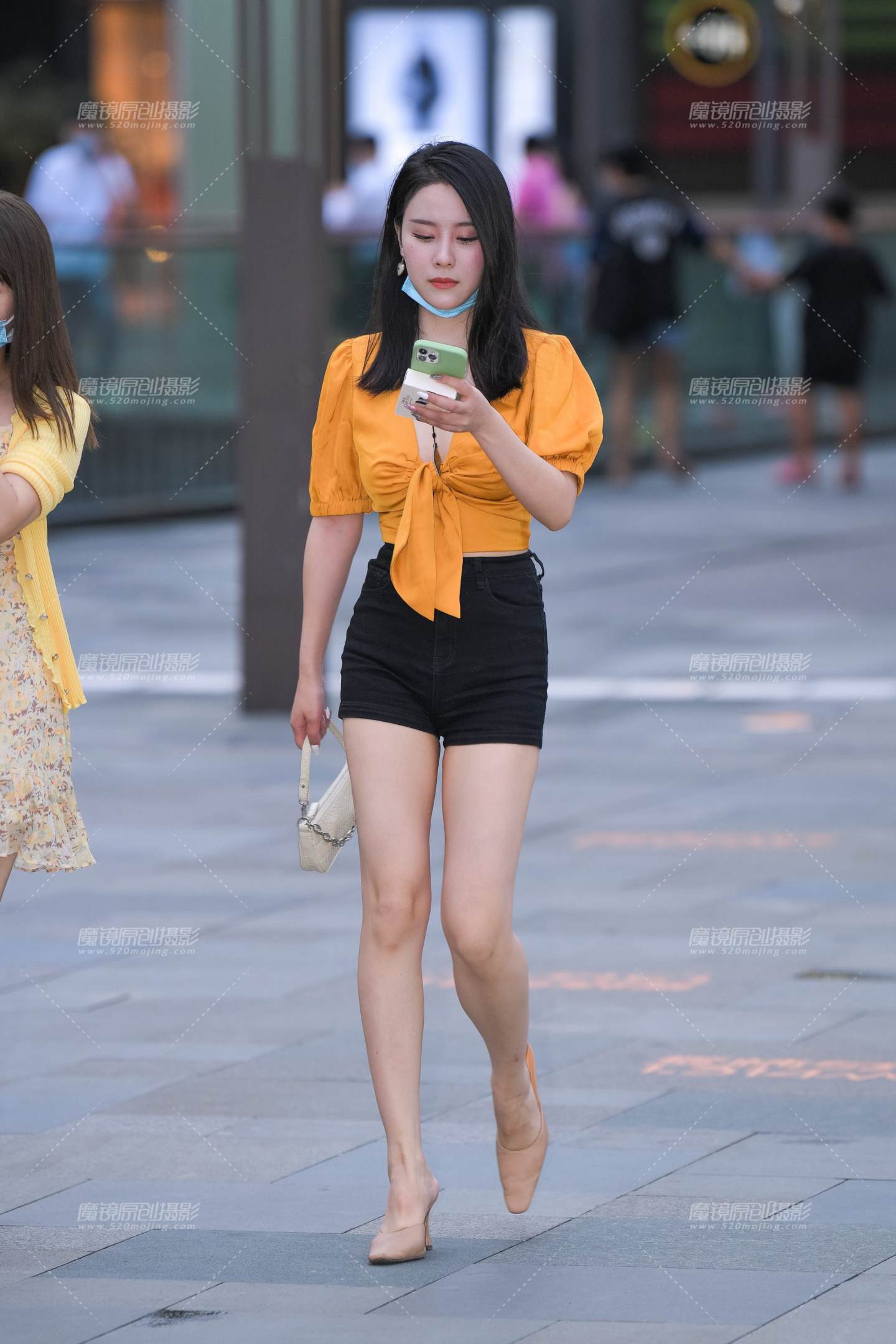 图片[1]-凉拖高跟美女-街拍流行馆