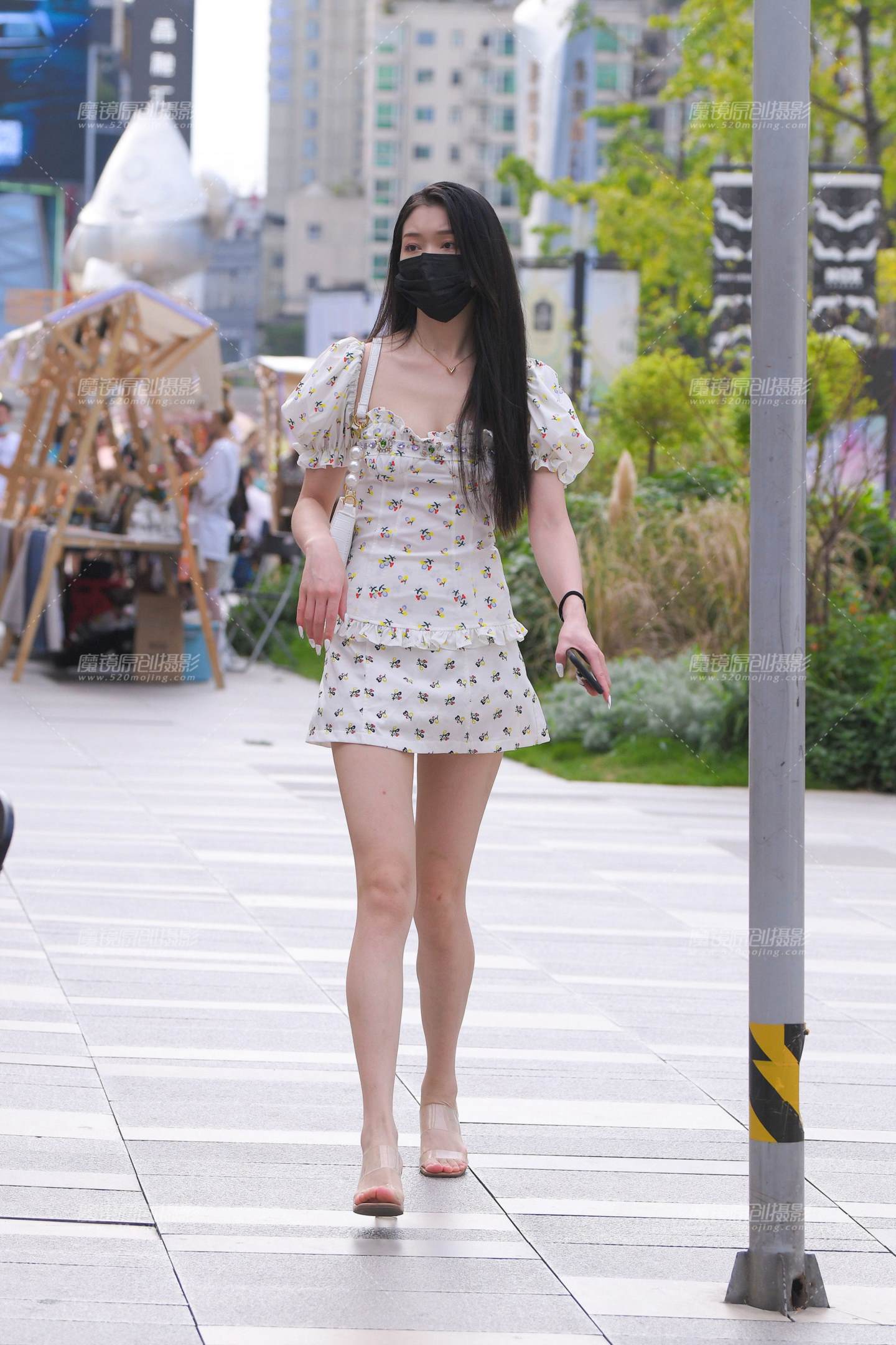 图片[1]-白皙美腿小姐姐-街拍流行馆