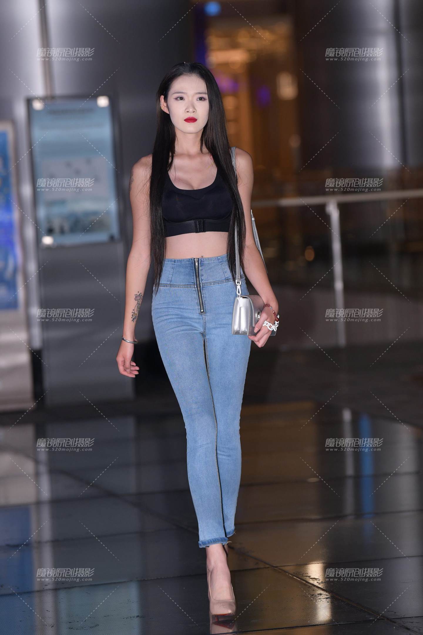 图片[1]-大长美腿高跟紧牛小姐姐-街拍流行馆
