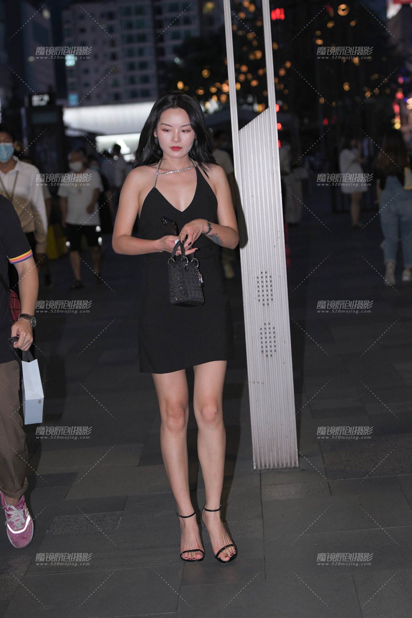 图片[1]-美腿高跟吊带裙美女-街拍流行馆
