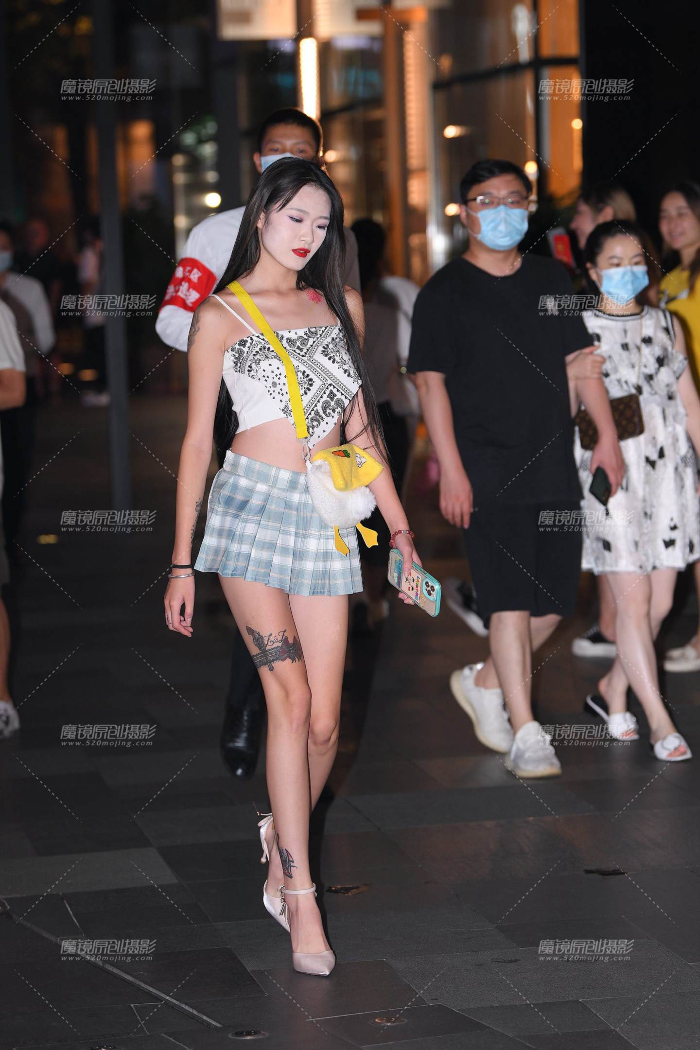 图片[1]-大长腿百褶裙美女-街拍流行馆
