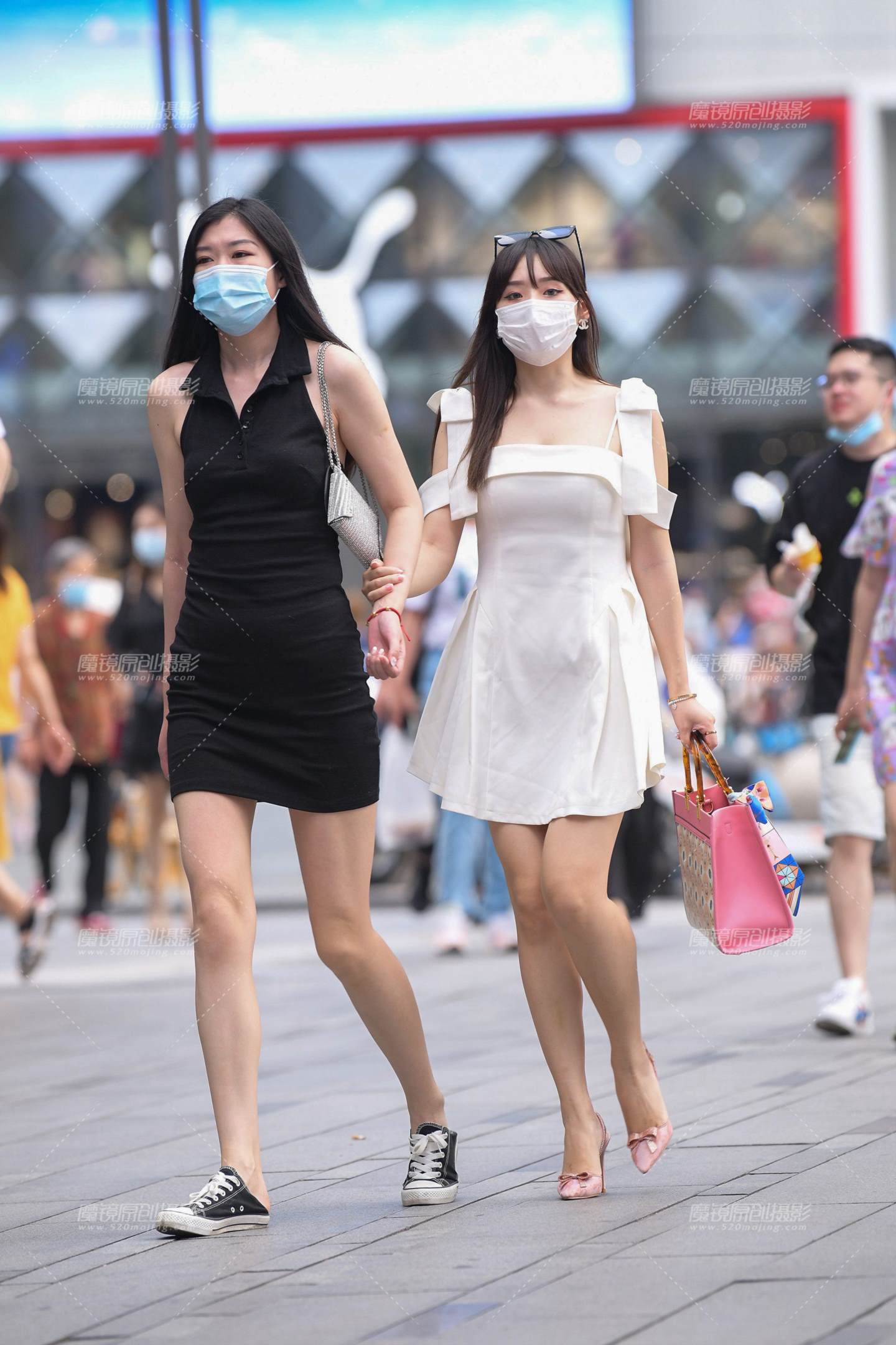 图片[1]-美腿高跟俩闺蜜-街拍流行馆