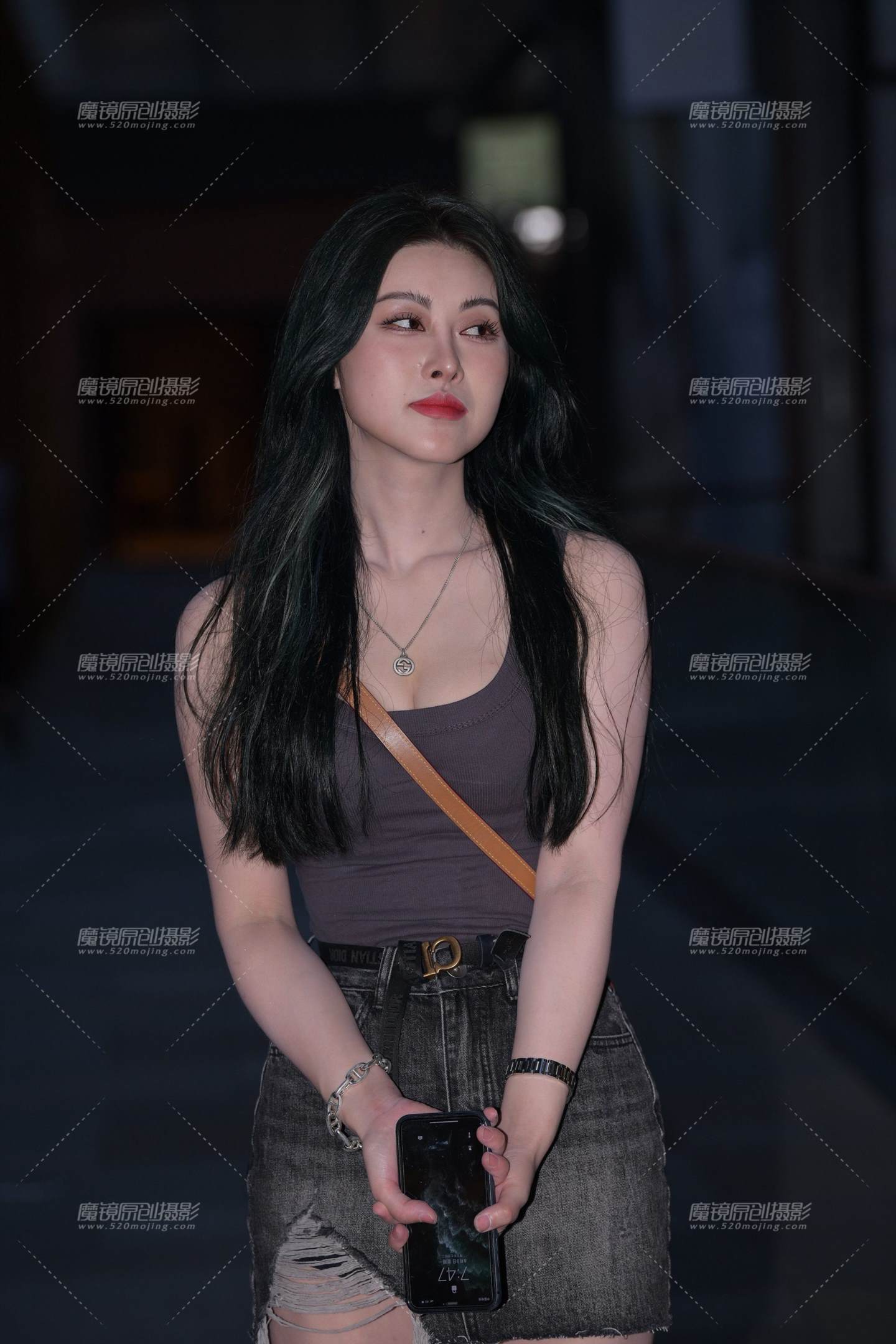 图片[1]-夜遇白皙美腿美女-街拍流行馆