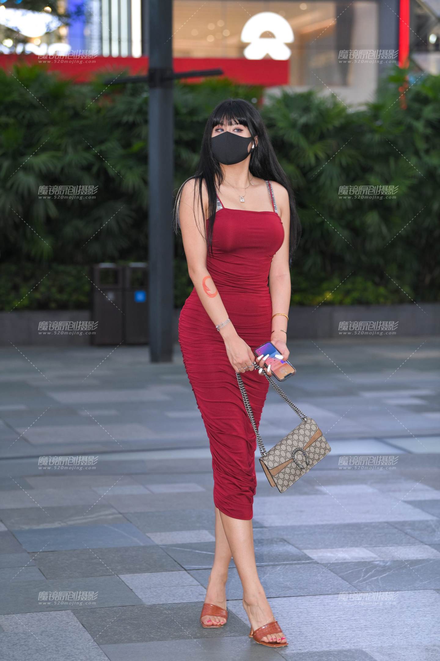 图片[1]-红色紧身裙美女-街拍流行馆