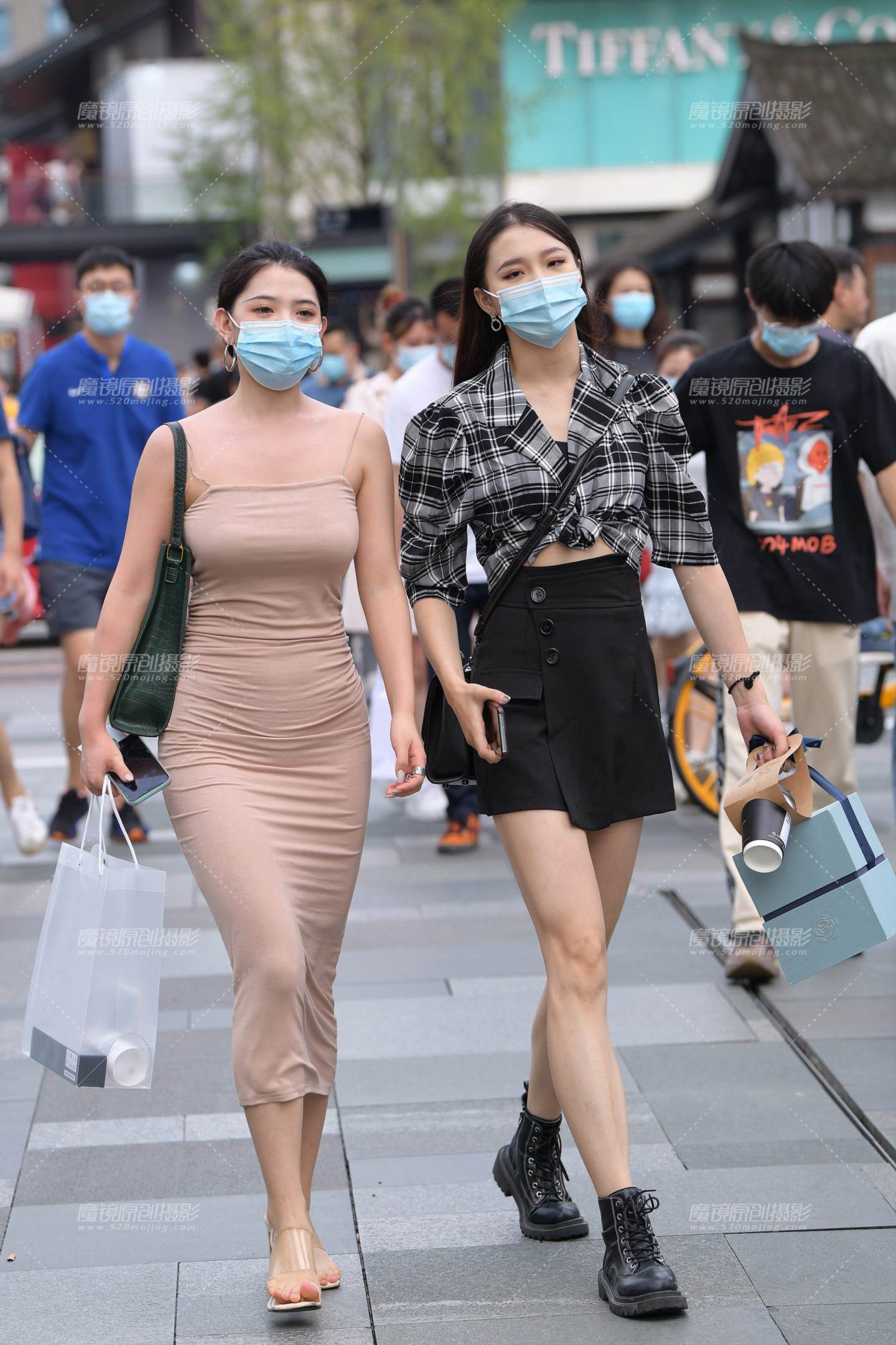 图片[1]-吊带裙丰腴的美女-街拍流行馆