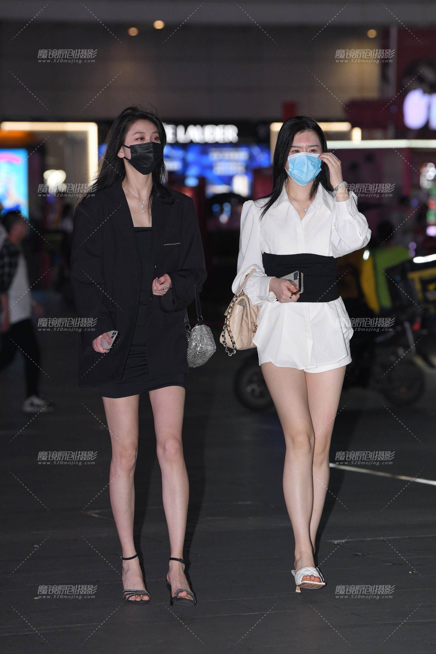 图片[1]-夜遇美腿俩闺蜜~-街拍流行馆