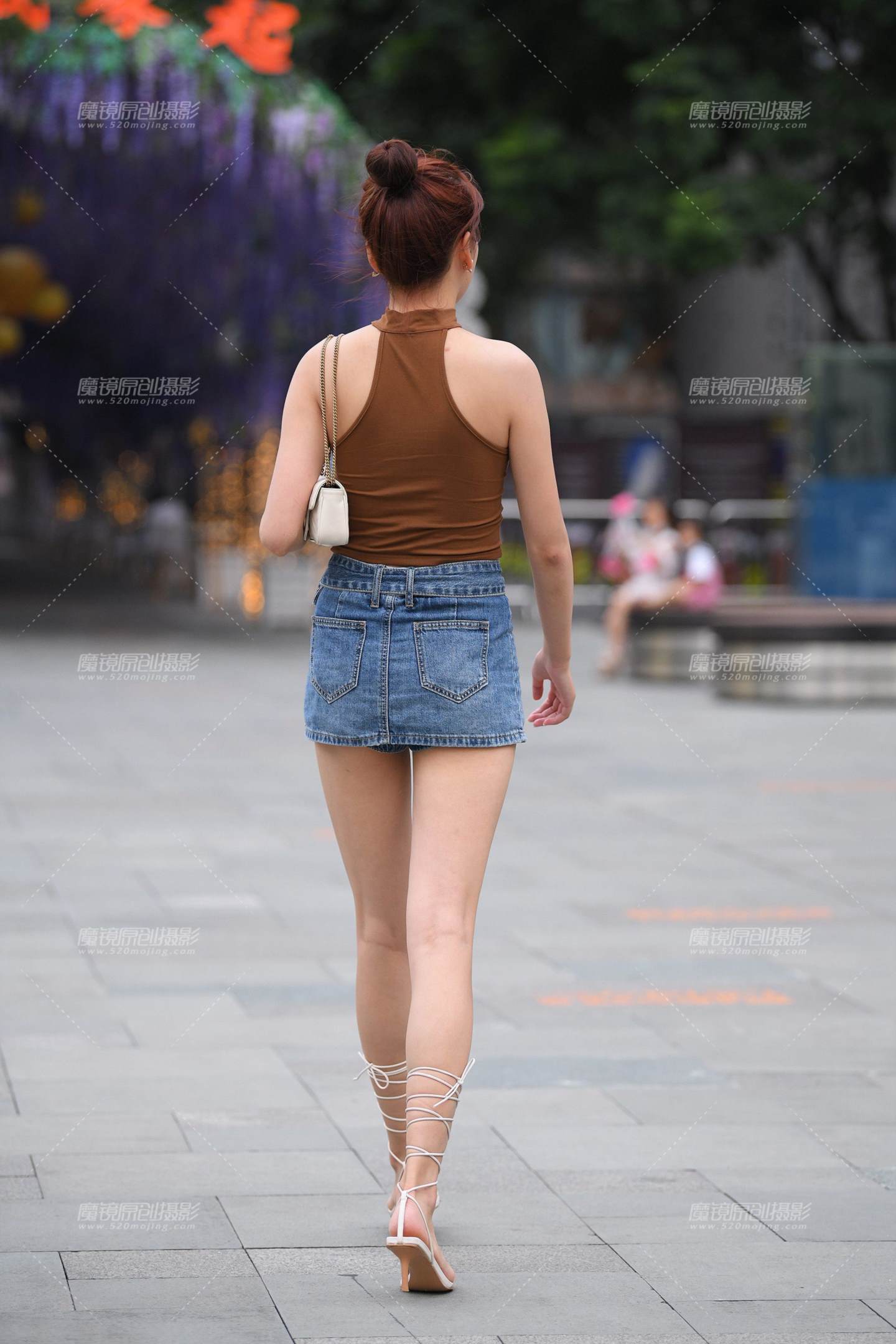 图片[2]-搭讪抹胸长腿美女-街拍流行馆
