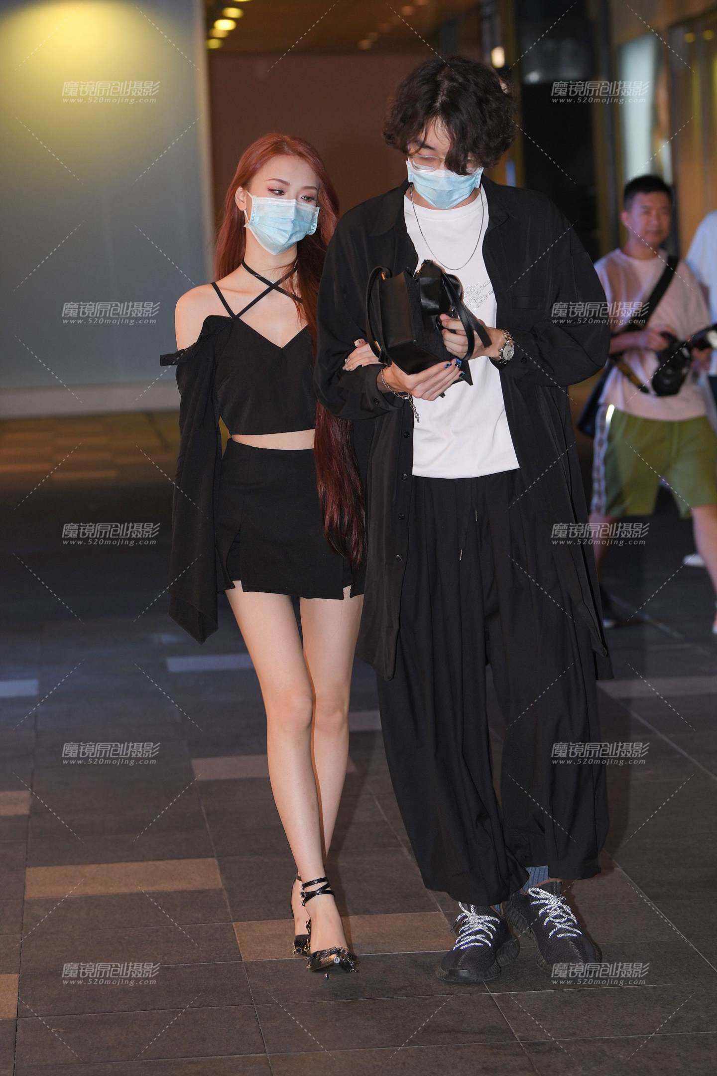 图片[1]-白皙美腿高跟女子-街拍流行馆