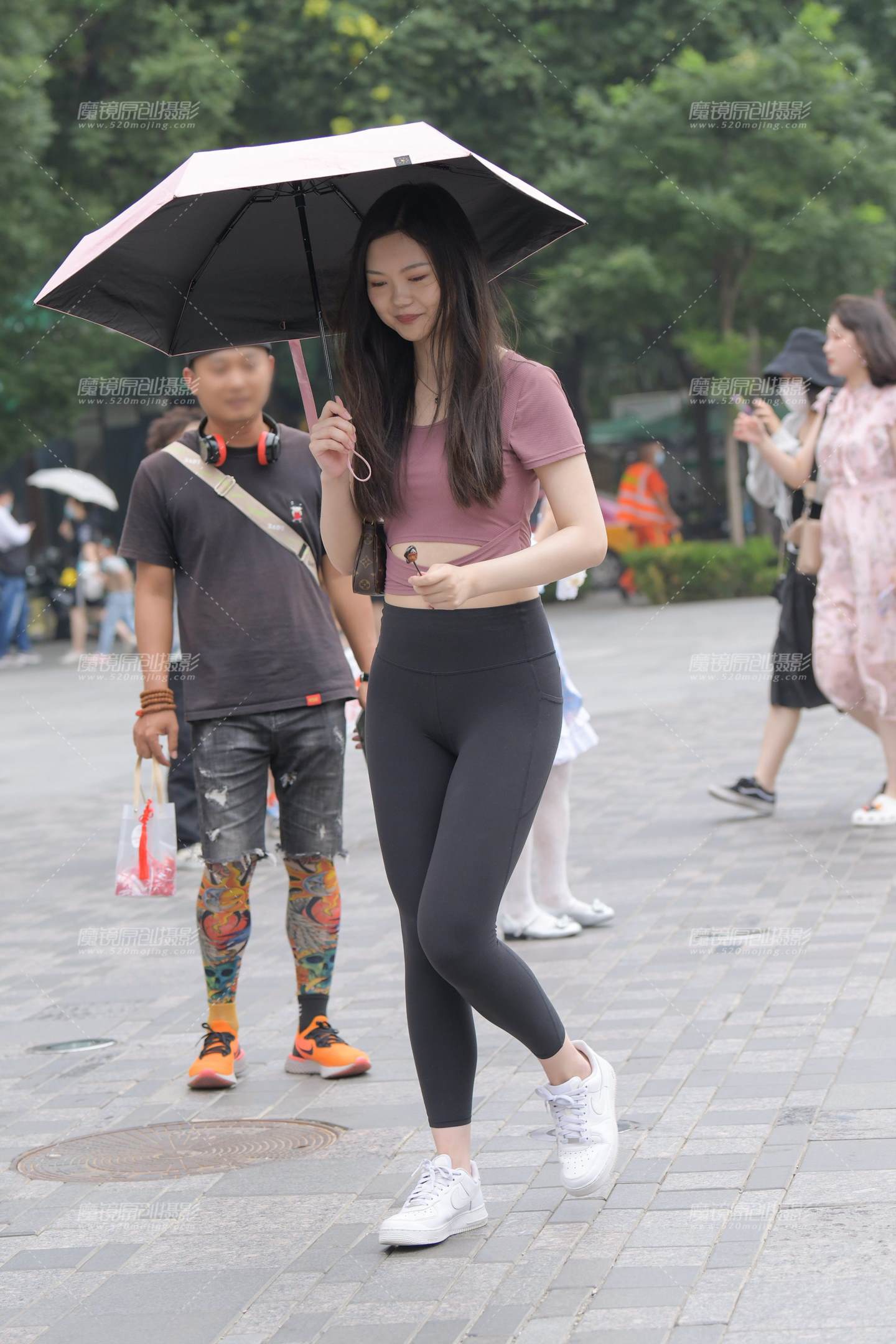 图片[1]-伞下美女2-街拍流行馆