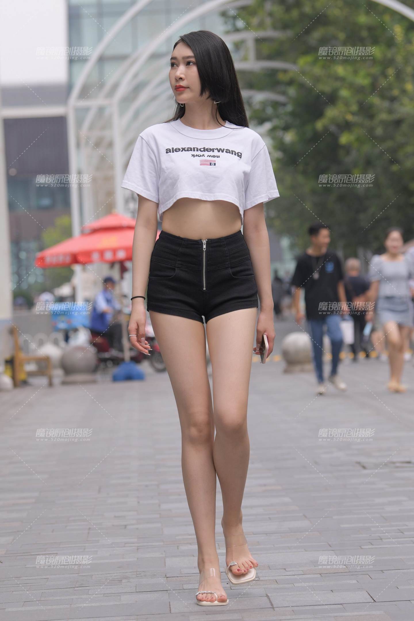 图片[2]-黑色热裤美腿美女-街拍流行馆