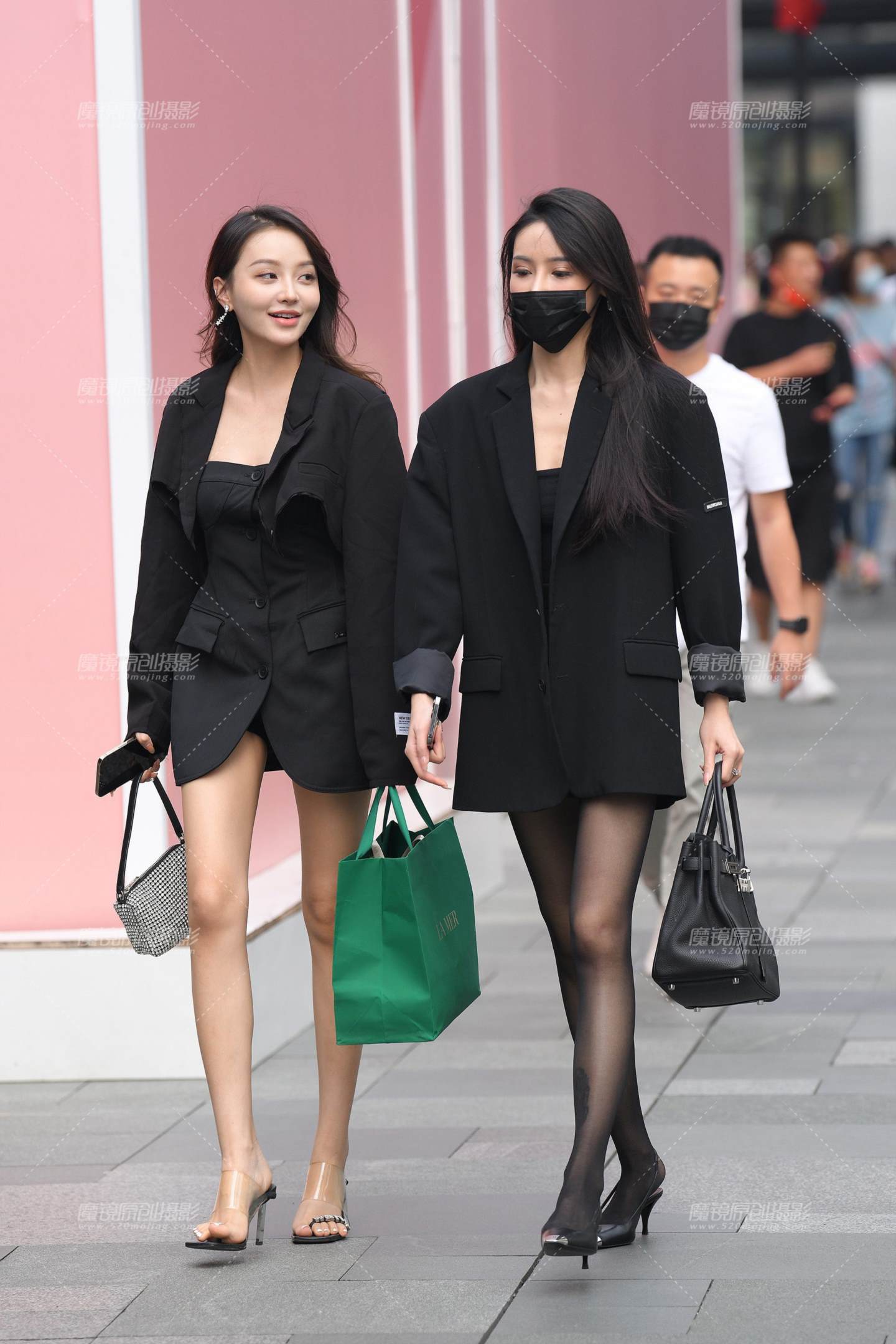 图片[1]-裸腿黑丝闺蜜-街拍流行馆