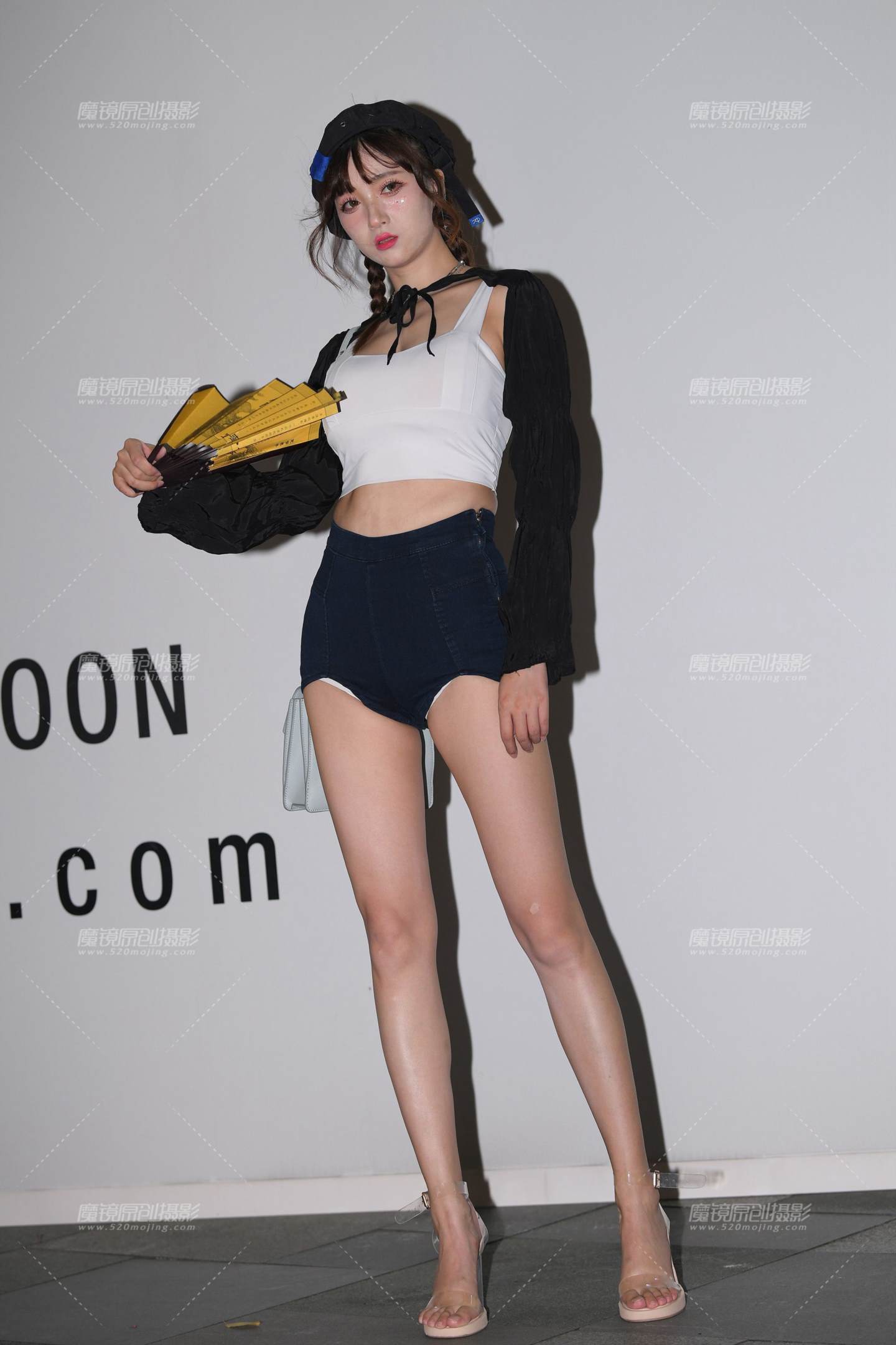 图片[1]-热裤大长腿美女-街拍流行馆