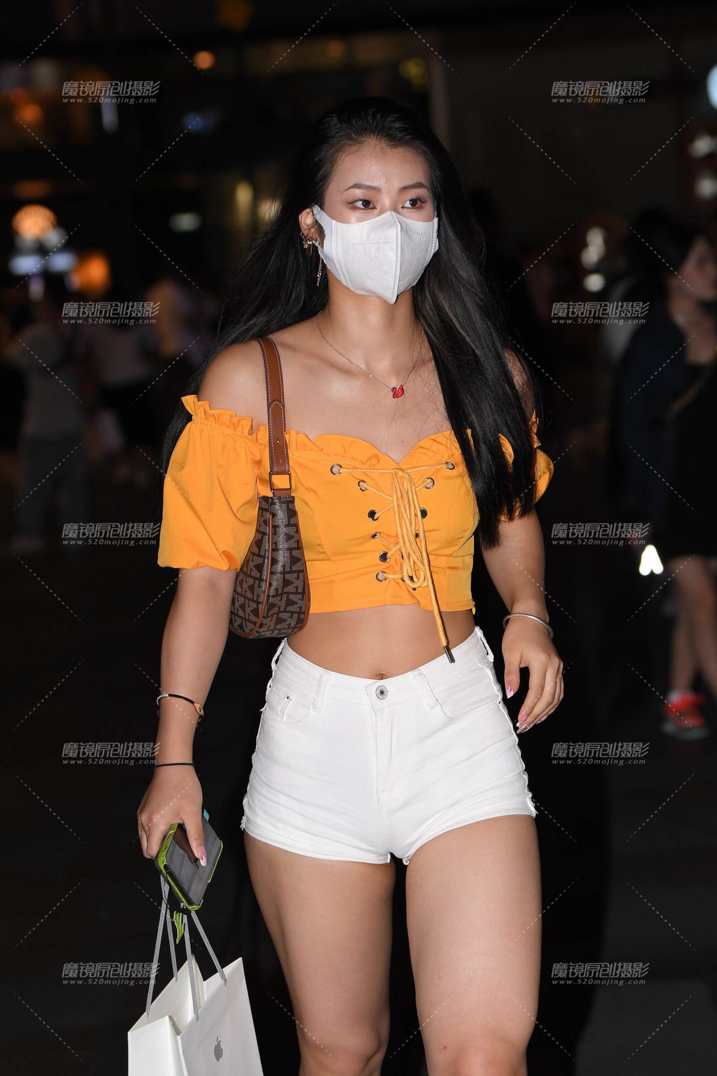 图片[1]-紧致热裤美女-街拍流行馆