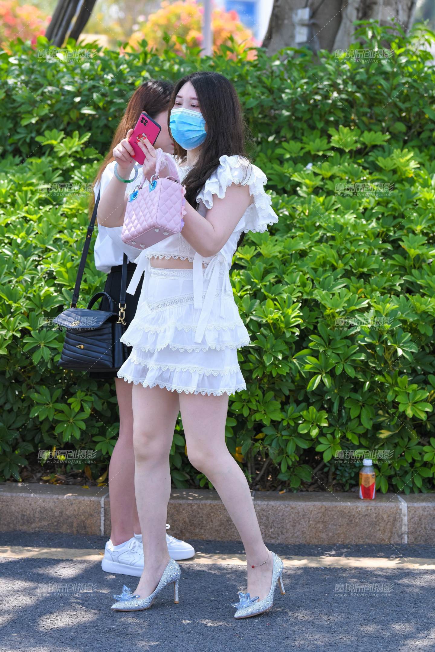 图片[1]-白短裙高跟鞋美女-街拍流行馆