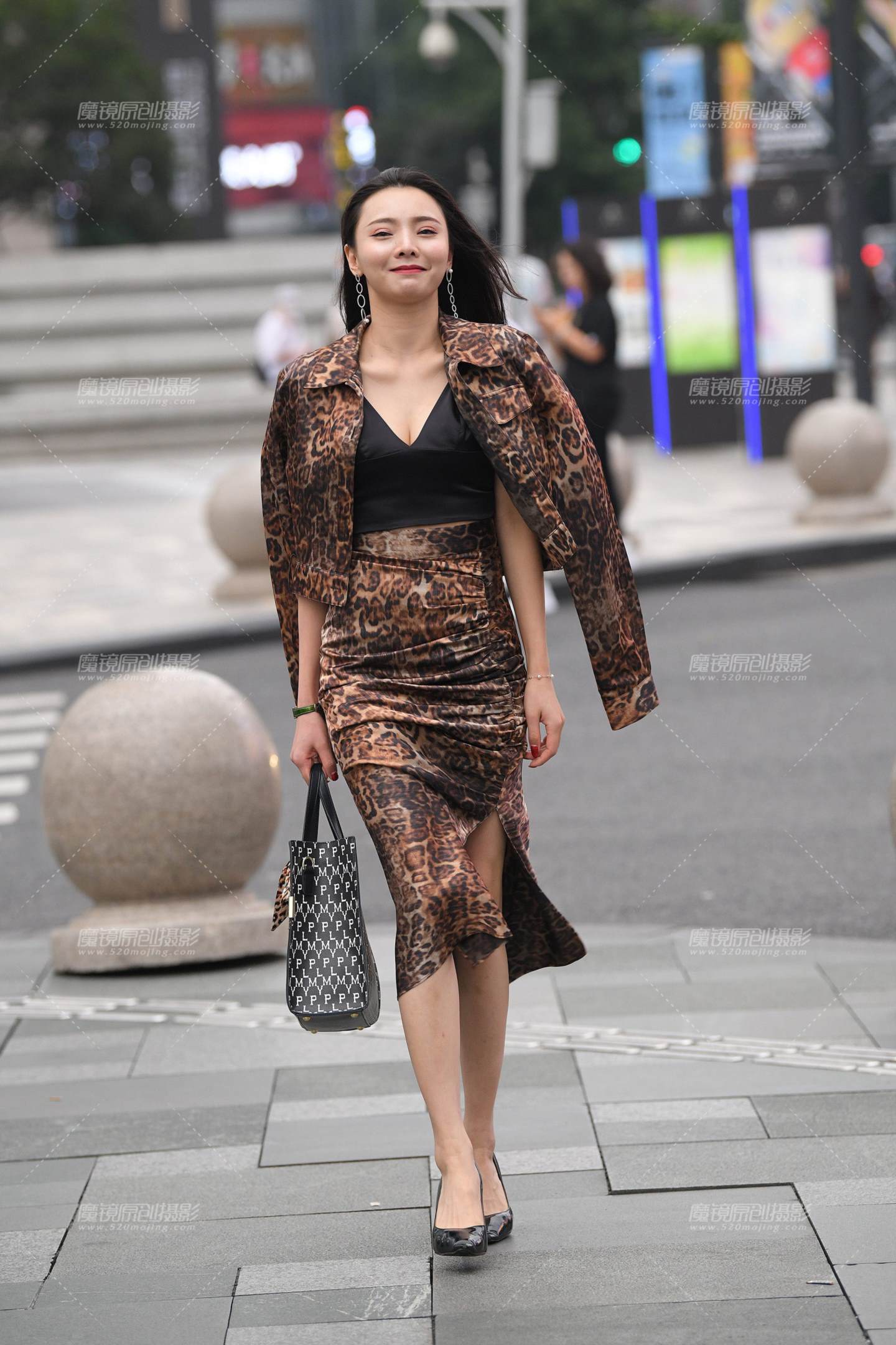 图片[1]-豹纹开衩裙高跟美女-街拍流行馆