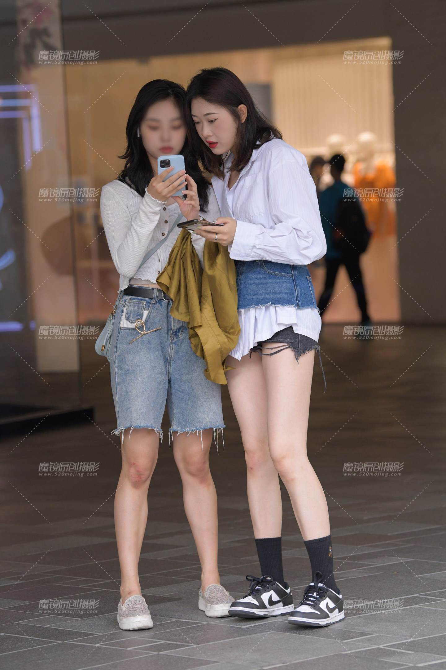 图片[1]-牛仔腰峰白衬衫热裤美女-街拍流行馆