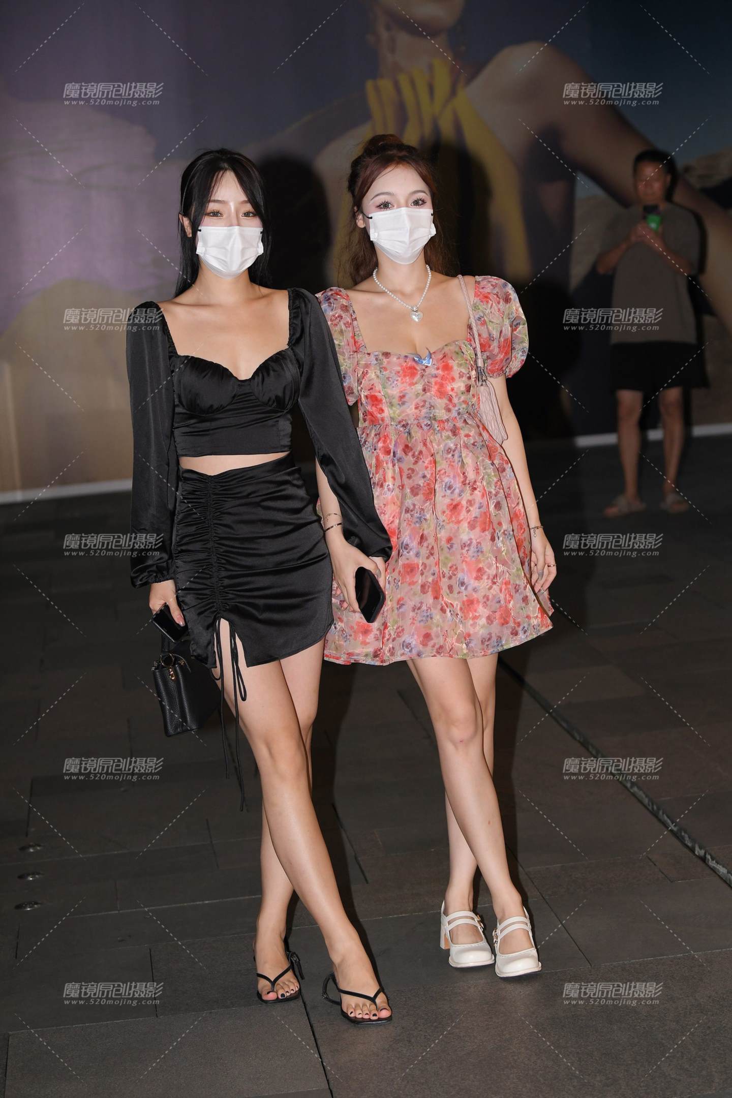 图片[1]-性感美腿俩闺蜜-街拍流行馆
