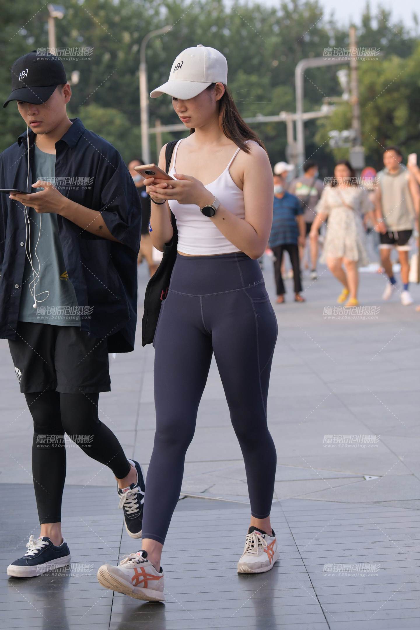 图片[1]-蓝色瑜伽裤鸭舌帽美女-街拍流行馆