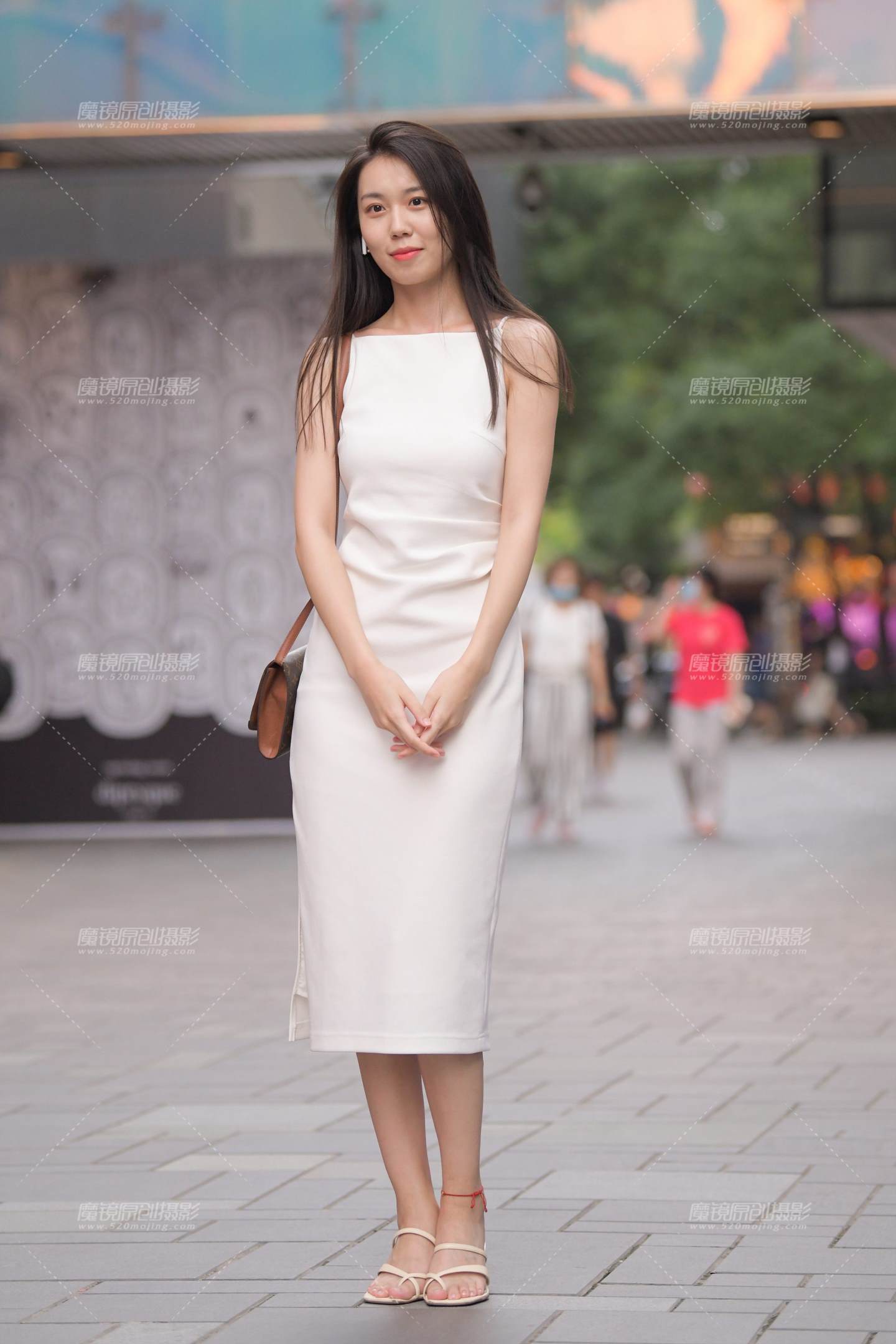 图片[1]-文雅的白裙美女-街拍流行馆