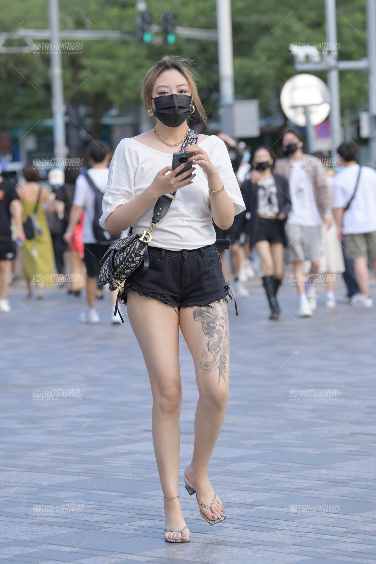 图片[1]-性感露背黑色热裤美女-街拍流行馆