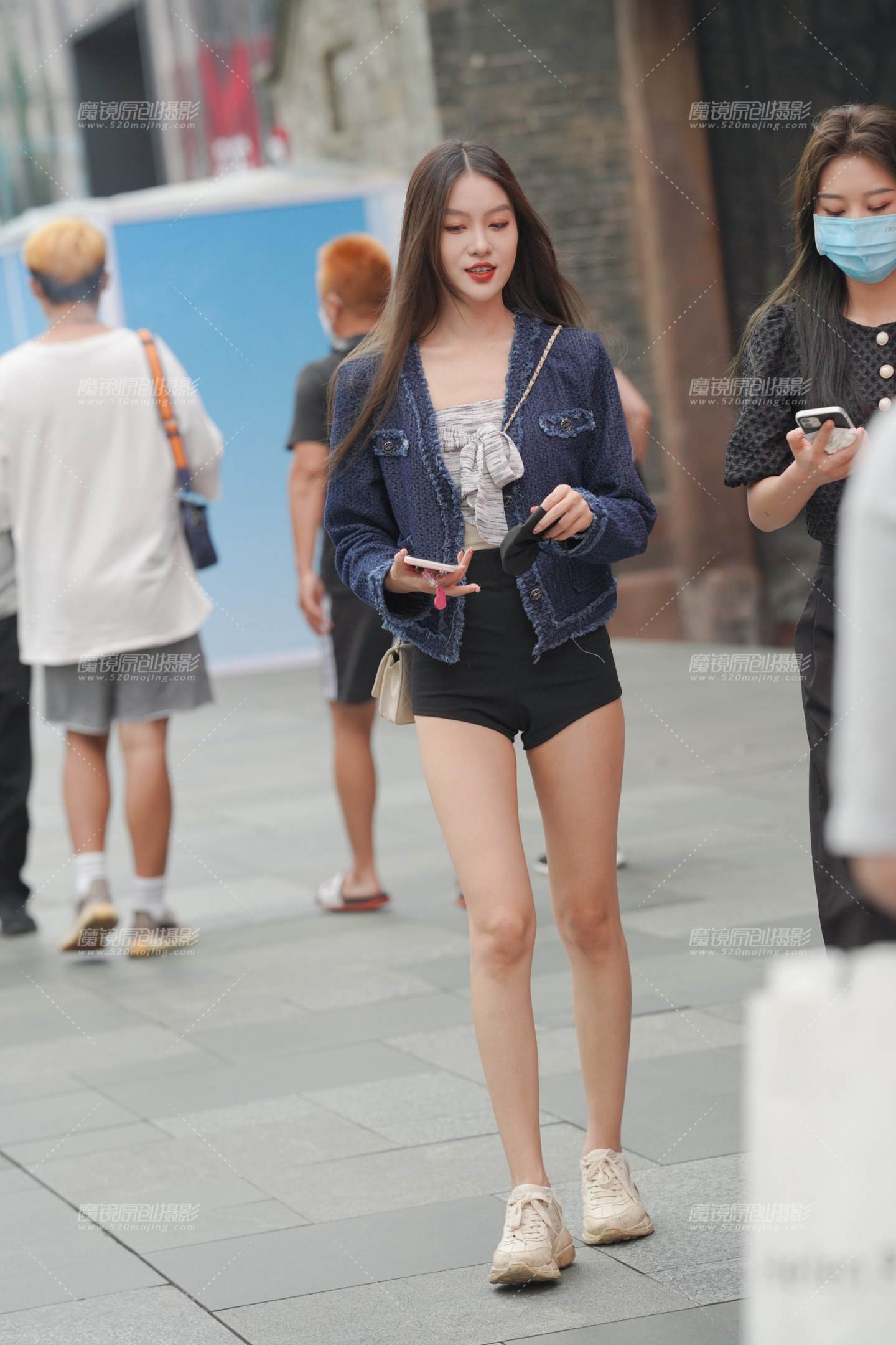 图片[1]-热裤大长腿美女 真迷人-街拍流行馆