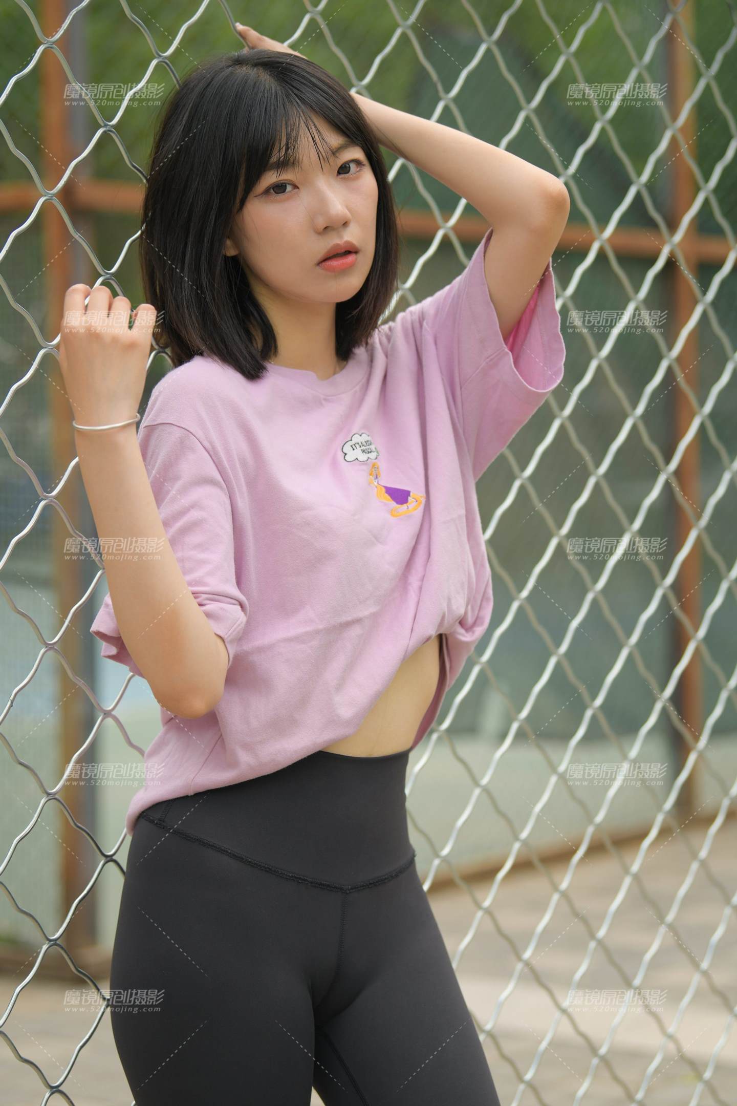 图片[1]-黑色瑜伽篮球课女孩-街拍流行馆