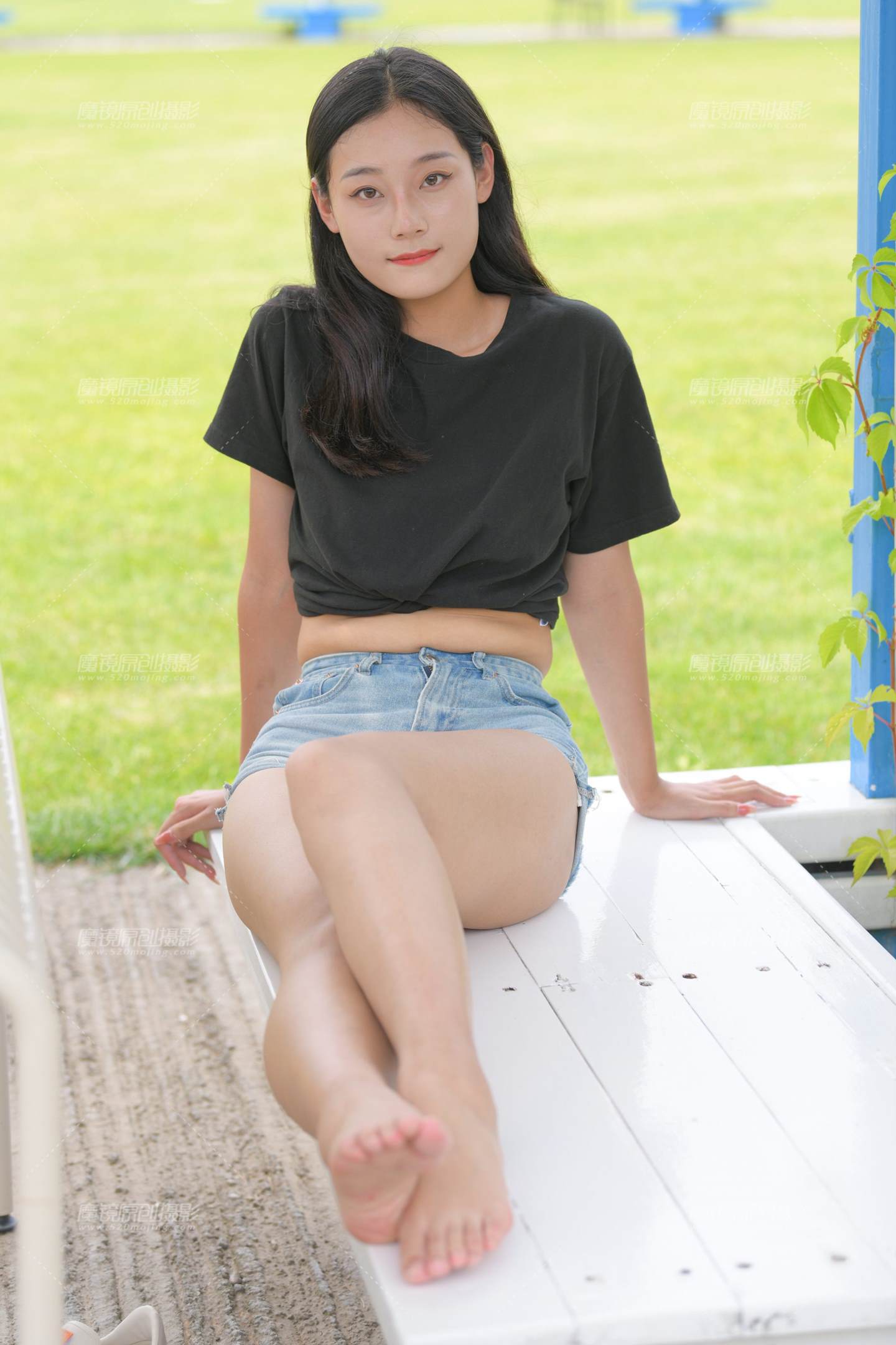 图片[1]-牛仔热裤美女-街拍流行馆