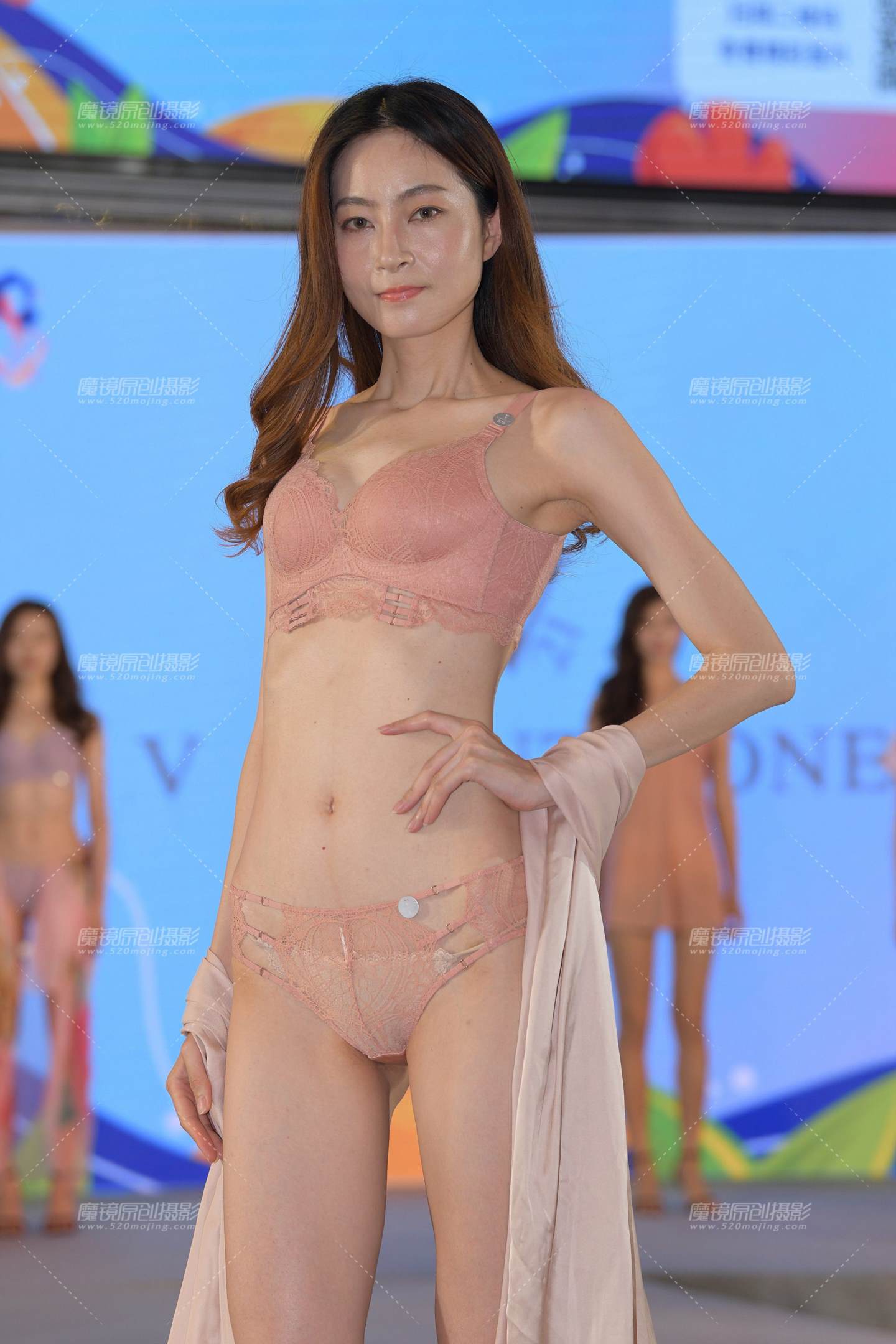 图片[1]-性感内衣秀，一模两套-街拍流行馆
