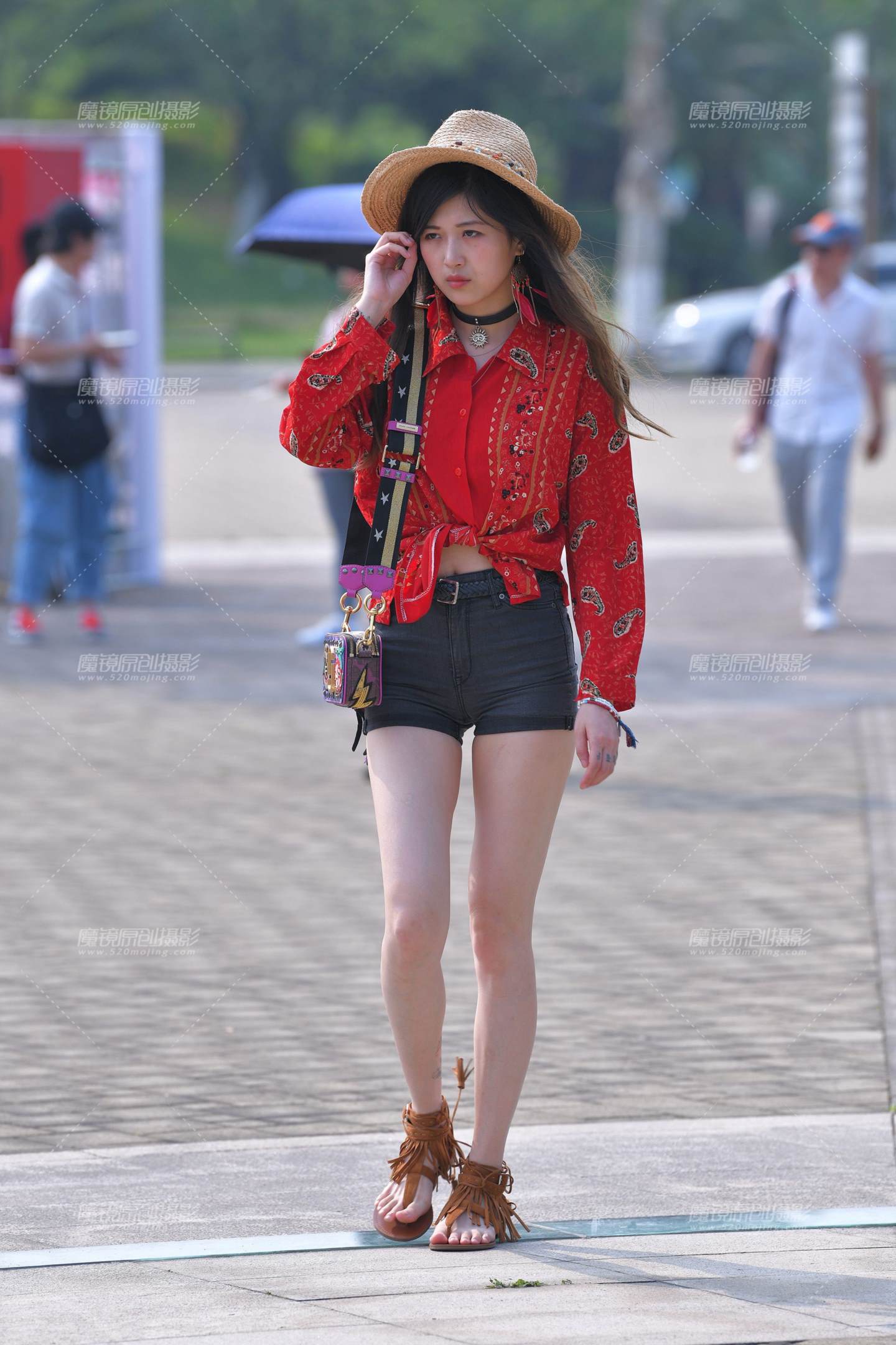 图片[1]-紧致热裤女孩-街拍流行馆
