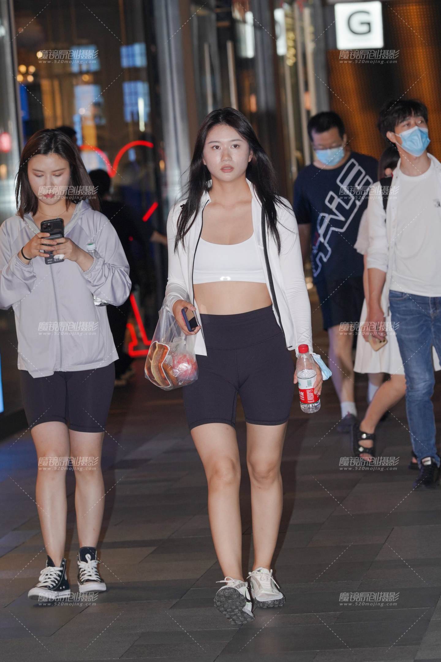 图片[1]-运动装女孩-街拍流行馆