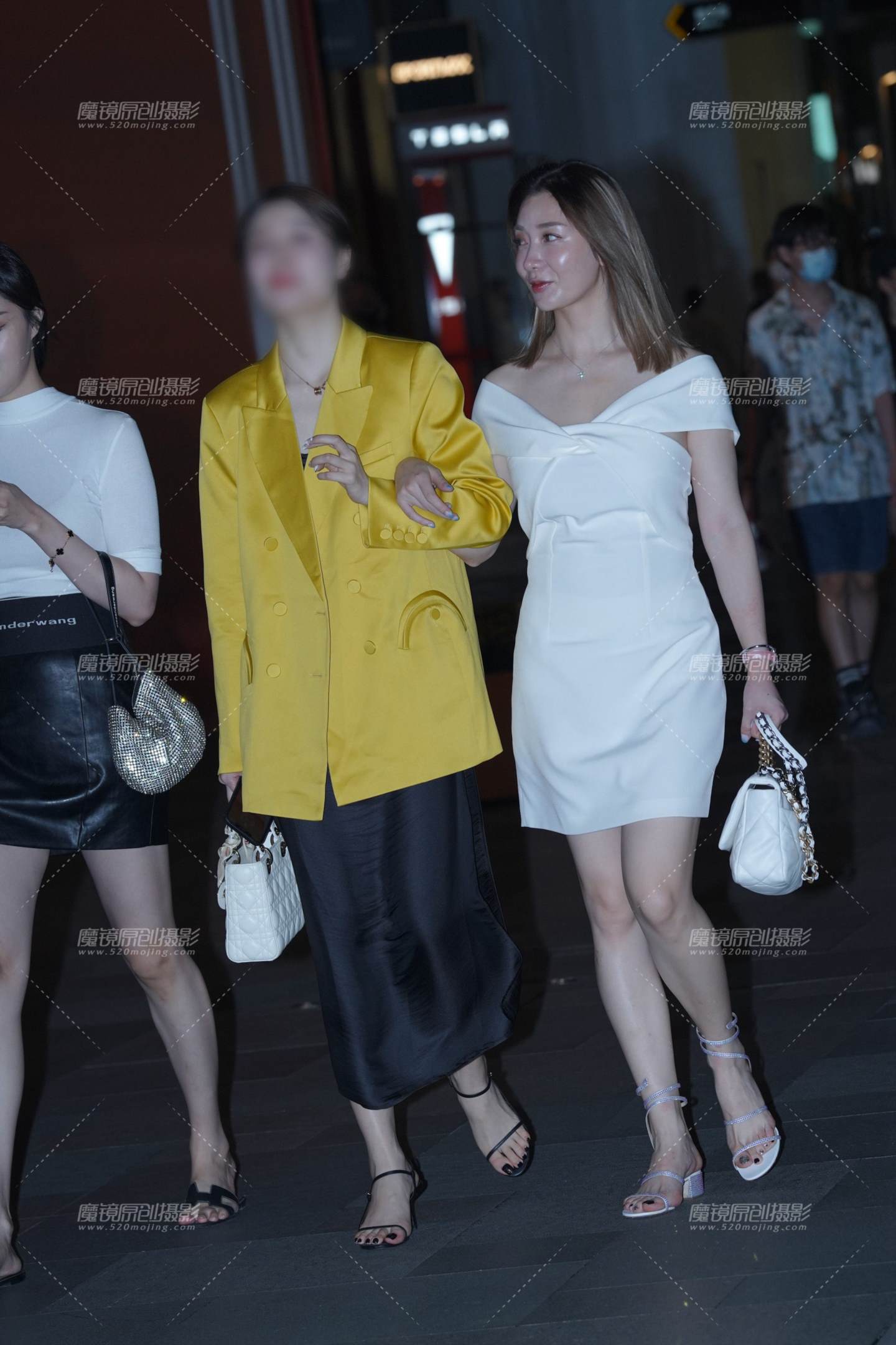 图片[3]-夜幕下动人的美女-街拍流行馆