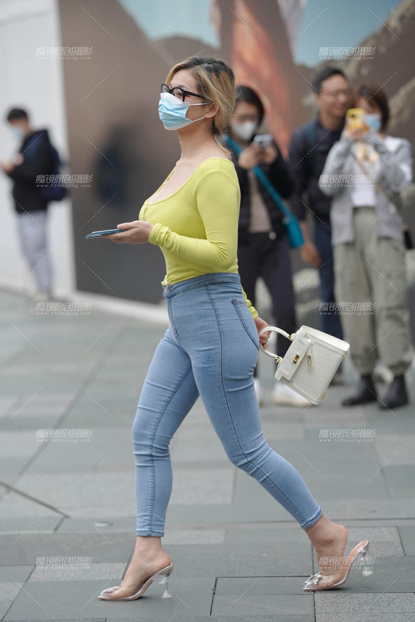 图片[1]-紧牛小姐姐 前凸后翘-街拍流行馆