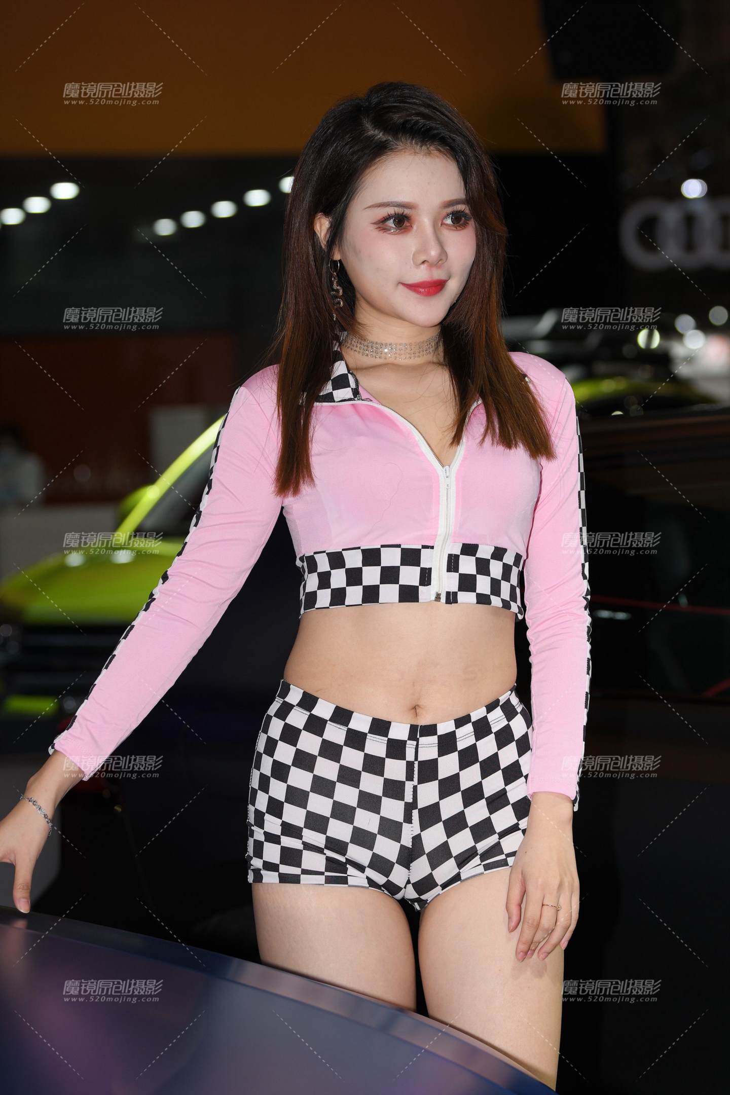 图片[1]-紧致热裤女孩-街拍流行馆