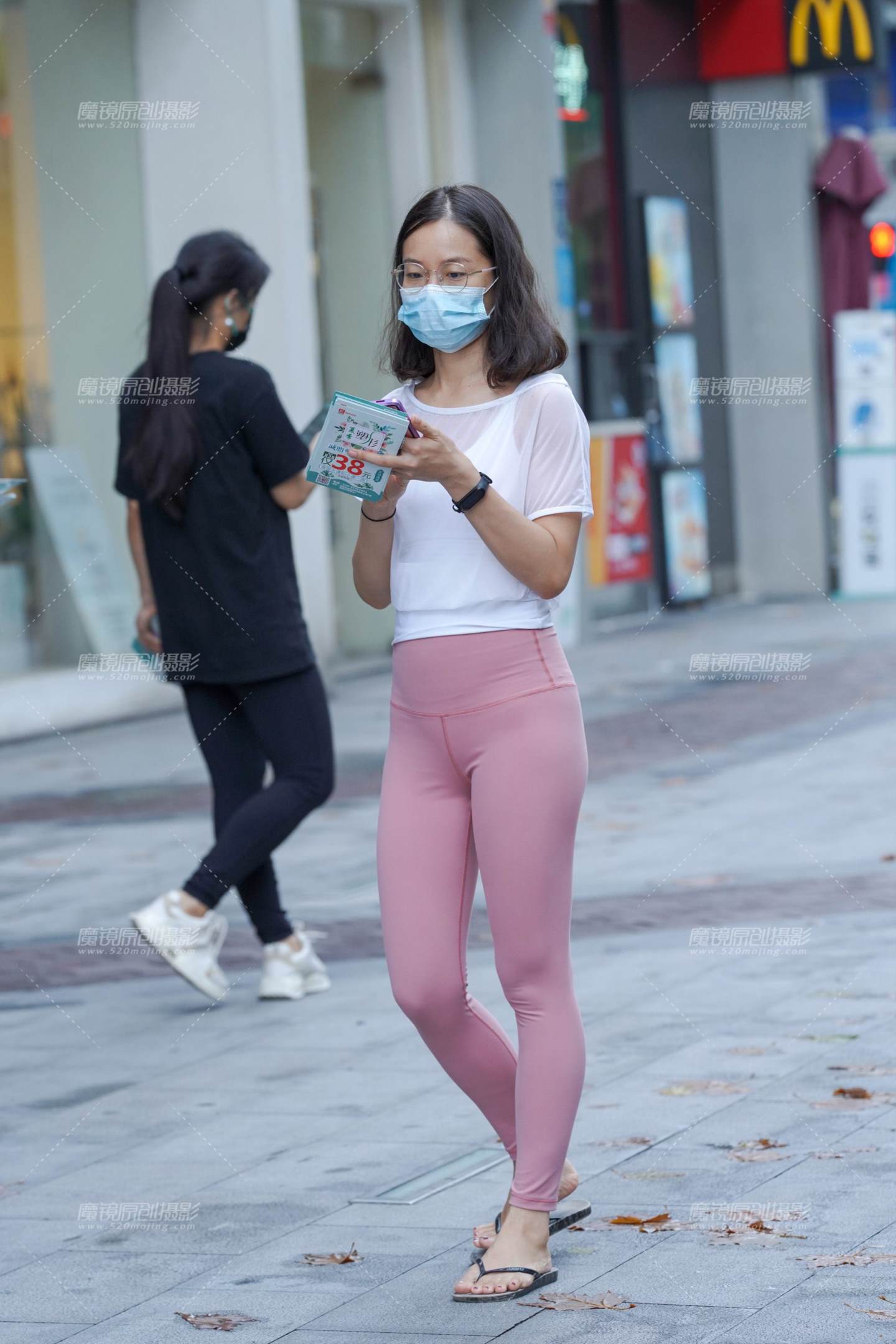 图片[5]-发传单的瑜伽女孩-街拍流行馆