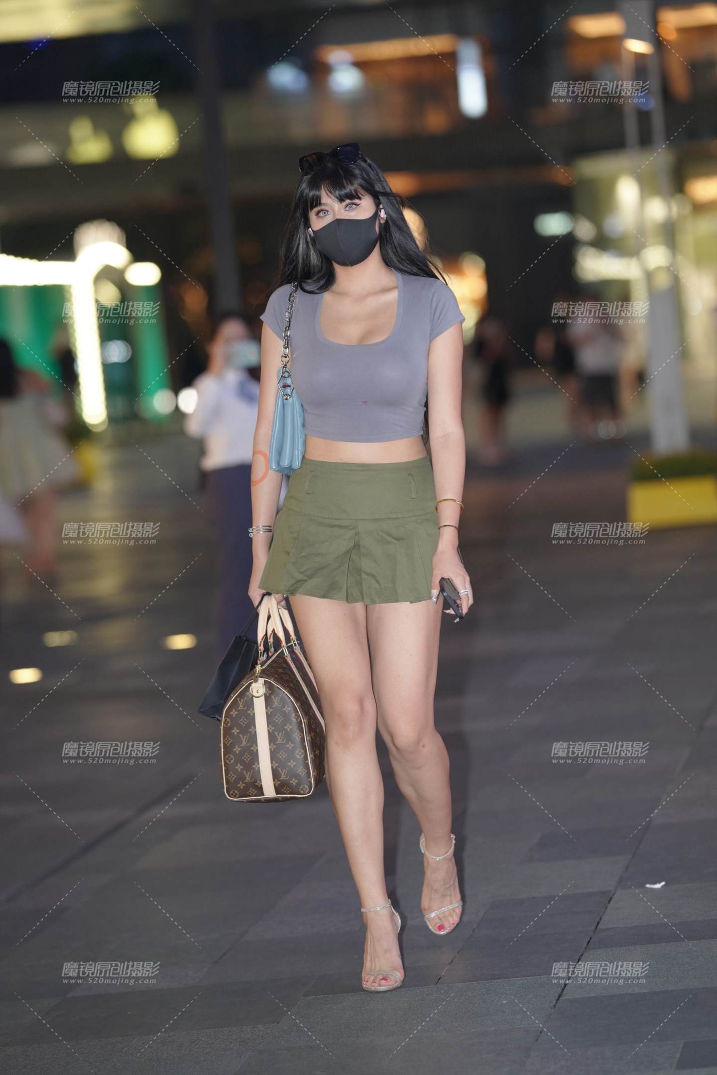 图片[1]-夜幕下的百褶裙大长腿-街拍流行馆