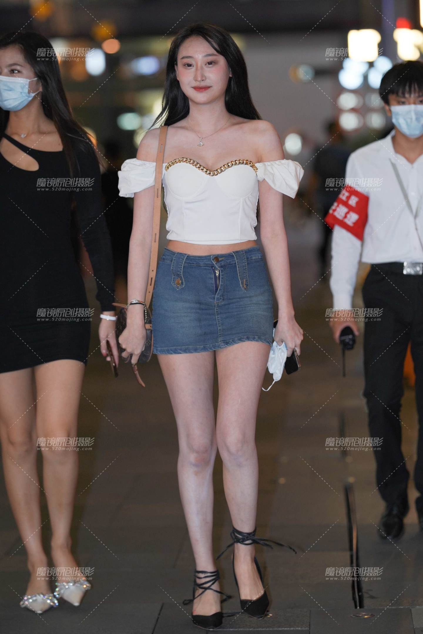 图片[1]-牛仔短裙美女-街拍流行馆