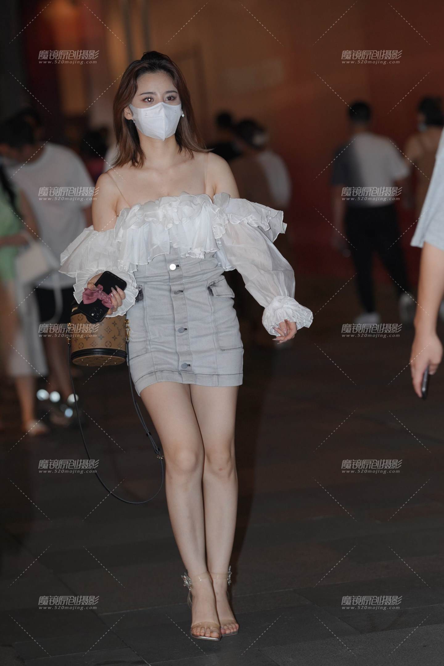 图片[1]-白皙小姐姐 时髦又美丽-街拍流行馆