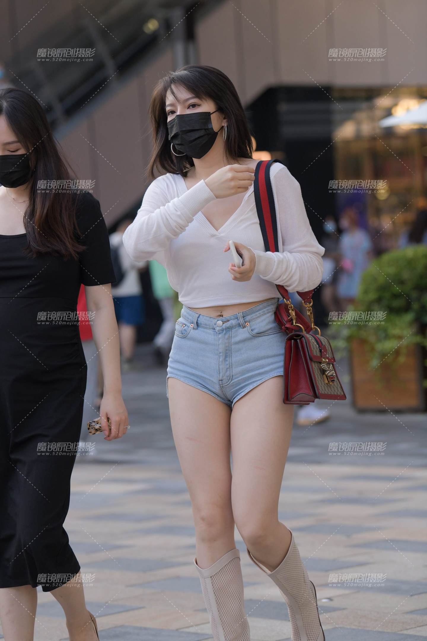 图片[1]-紧身牛仔热裤耳环美女-街拍流行馆