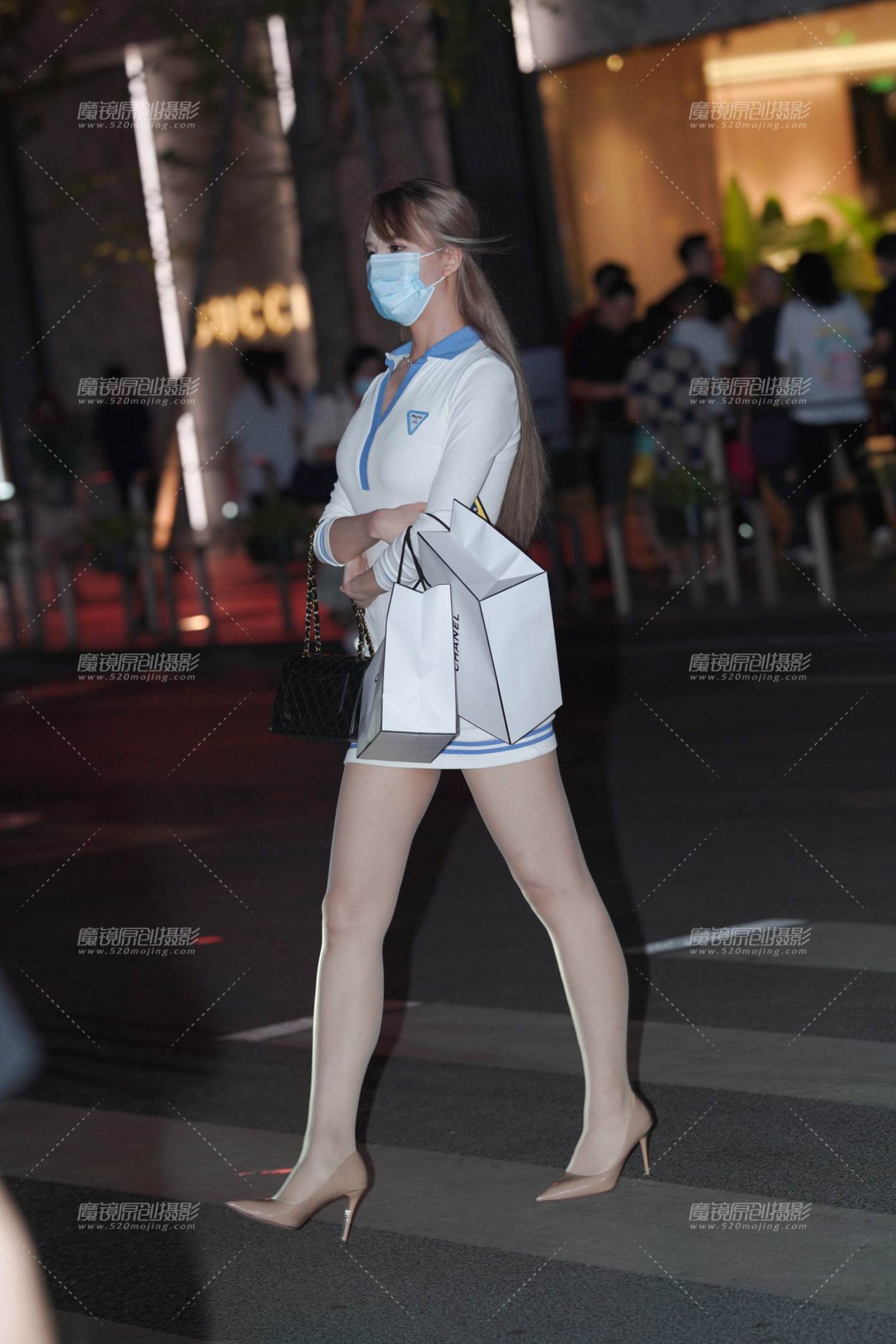 图片[1]-一袭及腰长发 修长的双腿-街拍流行馆