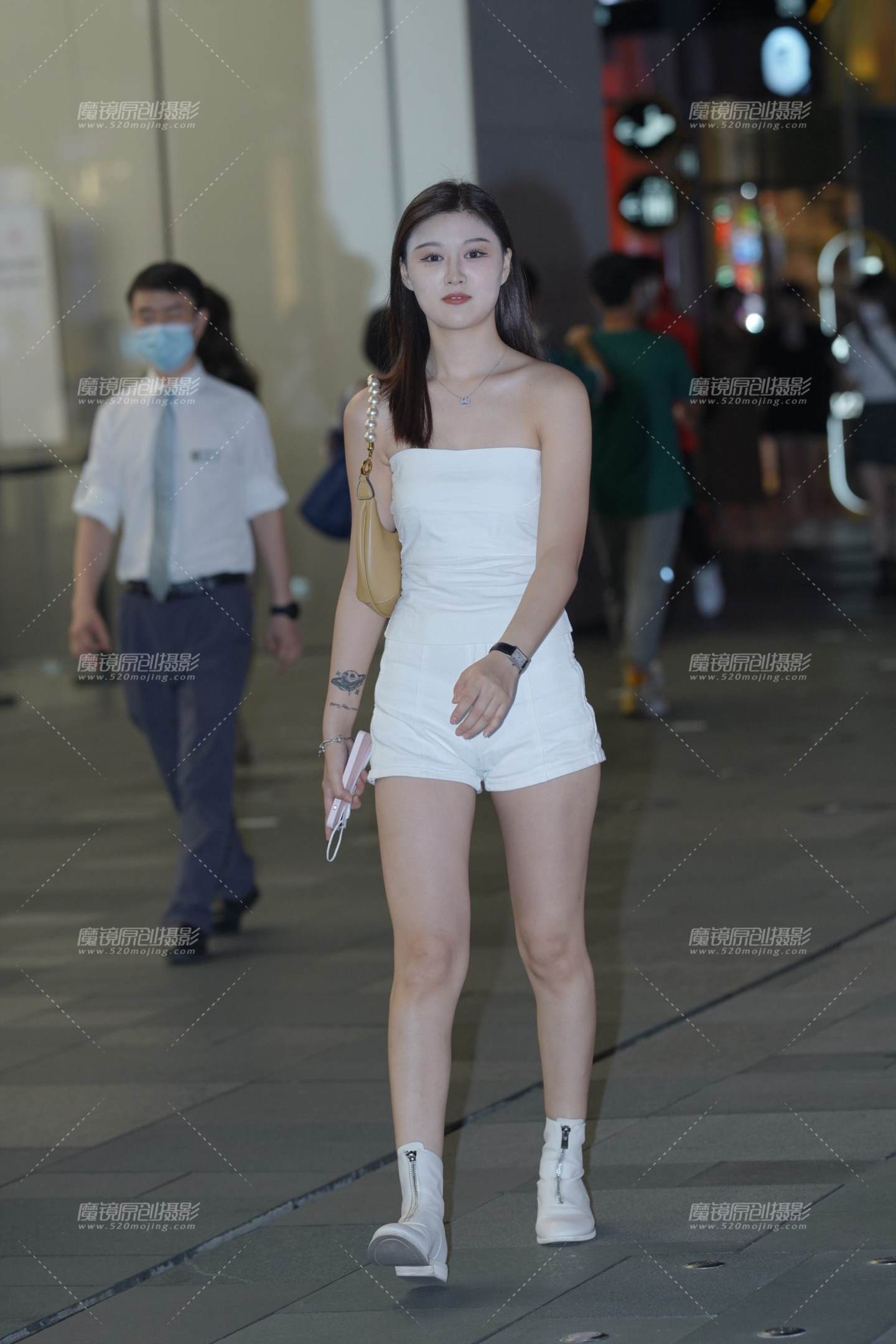 图片[1]-热裤美女 淡淡的美-街拍流行馆
