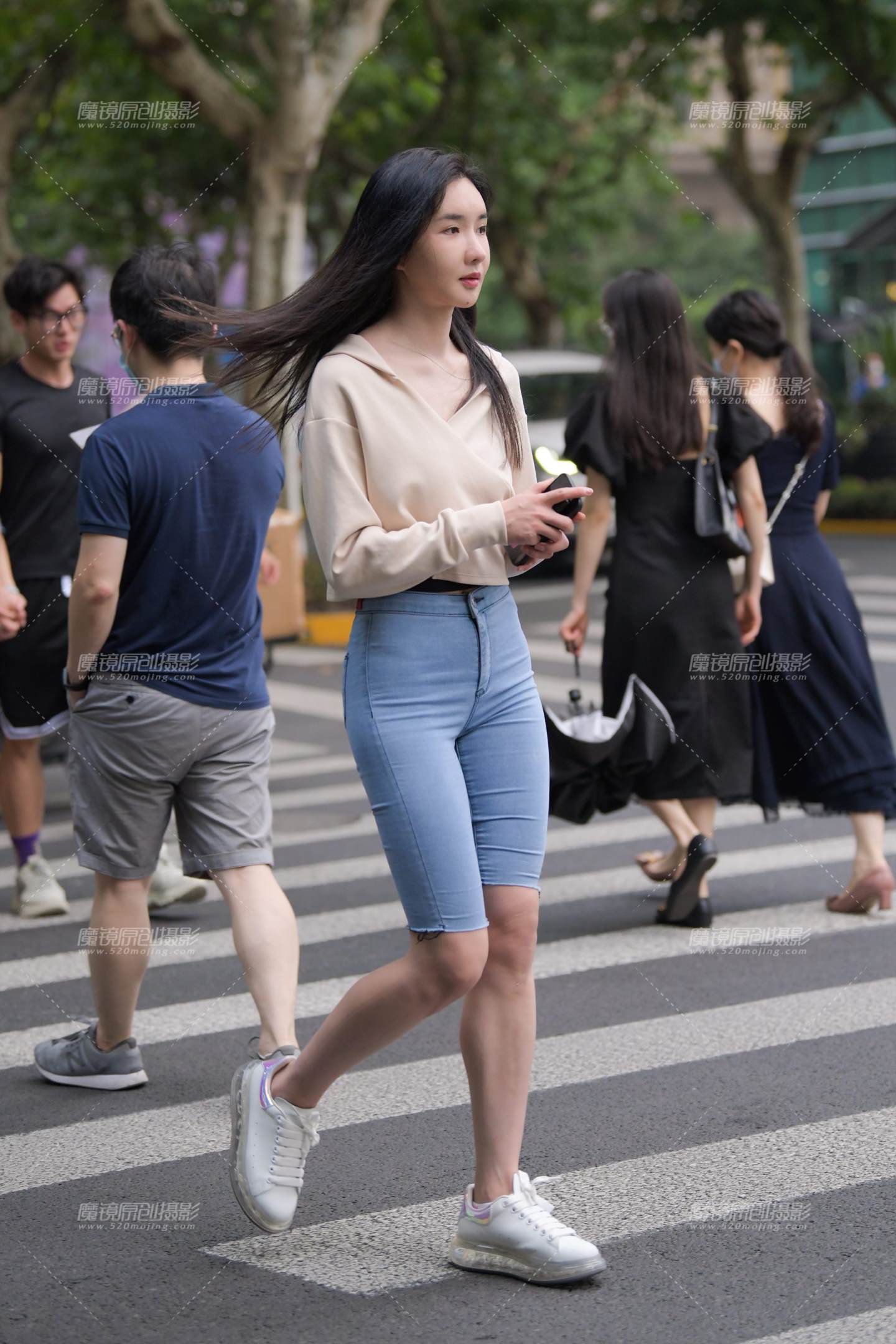 图片[1]-过斑马线的美女-街拍流行馆