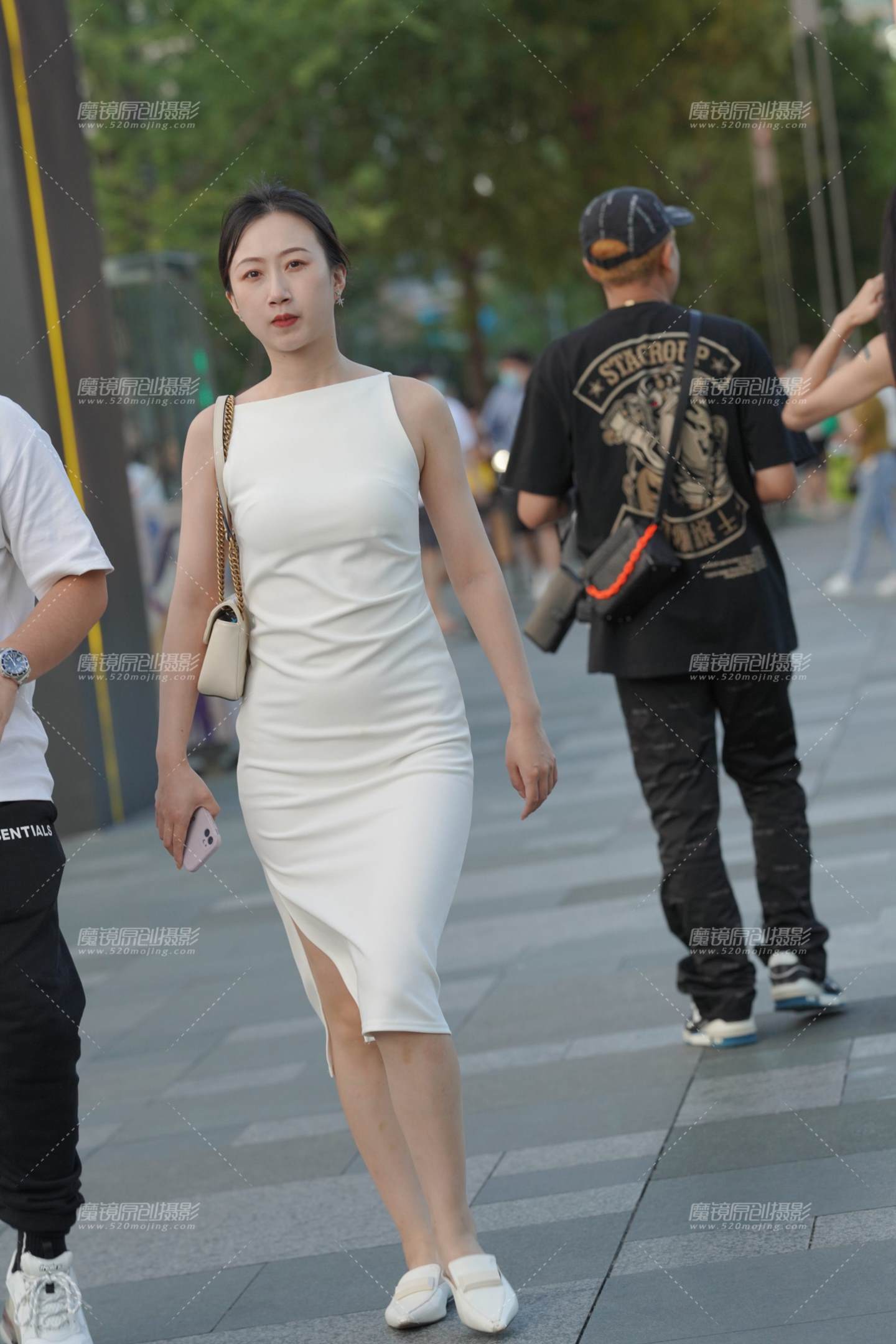 图片[1]-白裙美女-街拍流行馆