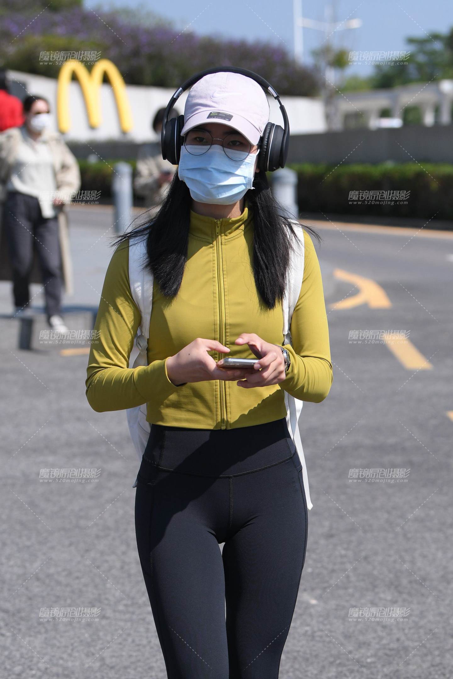 图片[5]-紧致紧身裤翘臀女孩-街拍流行馆