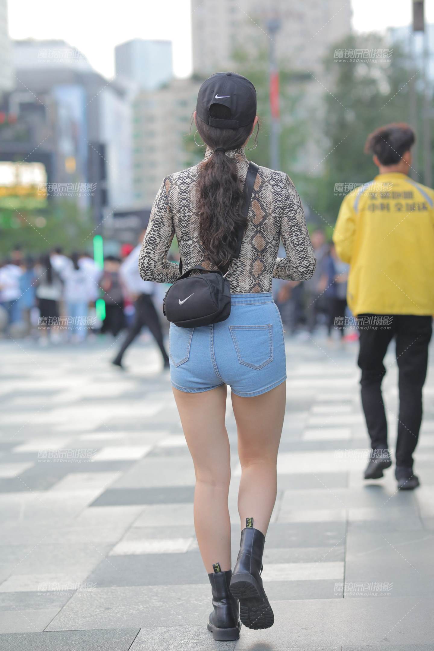 图片[2]-蓝色热裤-街拍流行馆