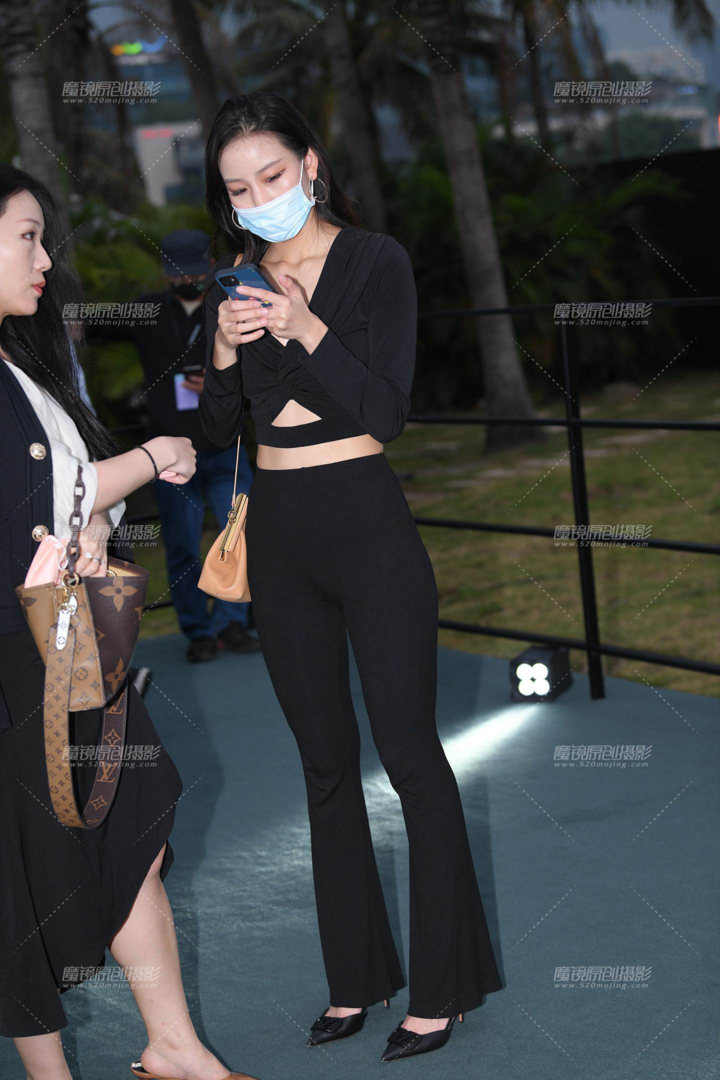 图片[1]-紧身裤好身材美女-街拍流行馆